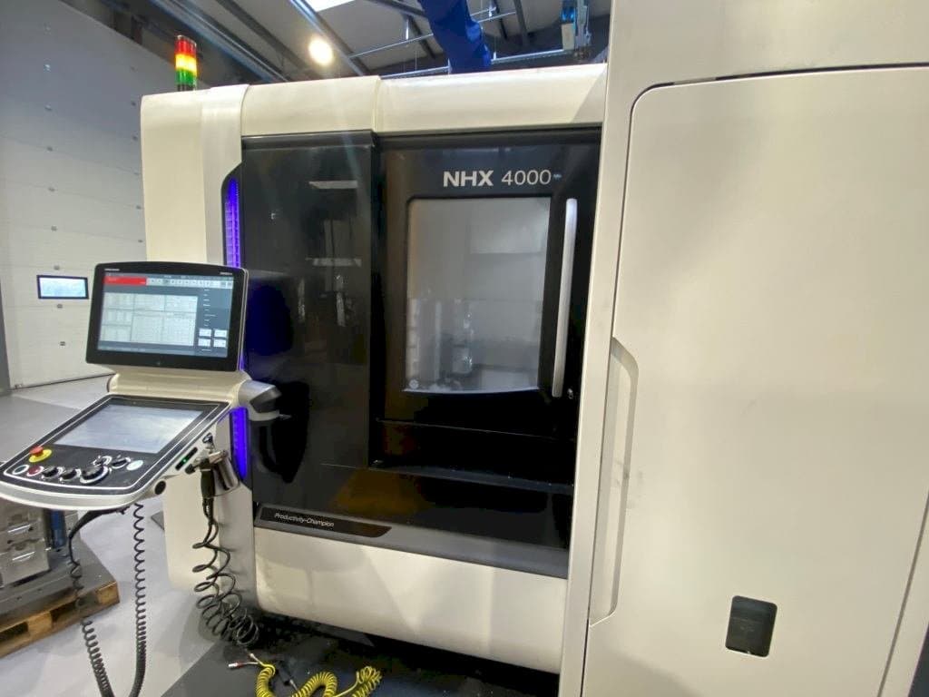Koneen  DMG MORI NHX 4000 etunäkymä