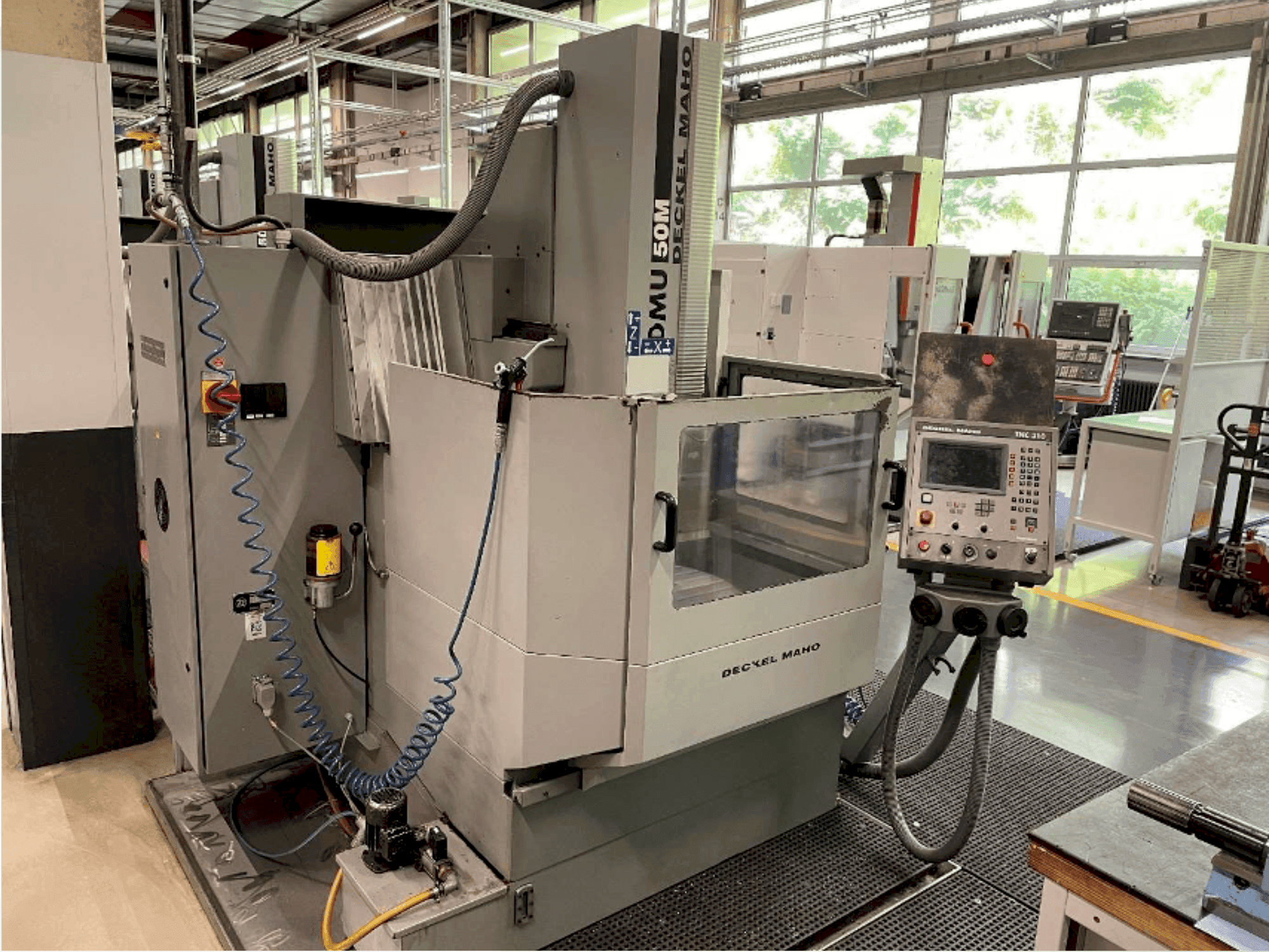 Koneen  DECKEL DMU 50 etunäkymä