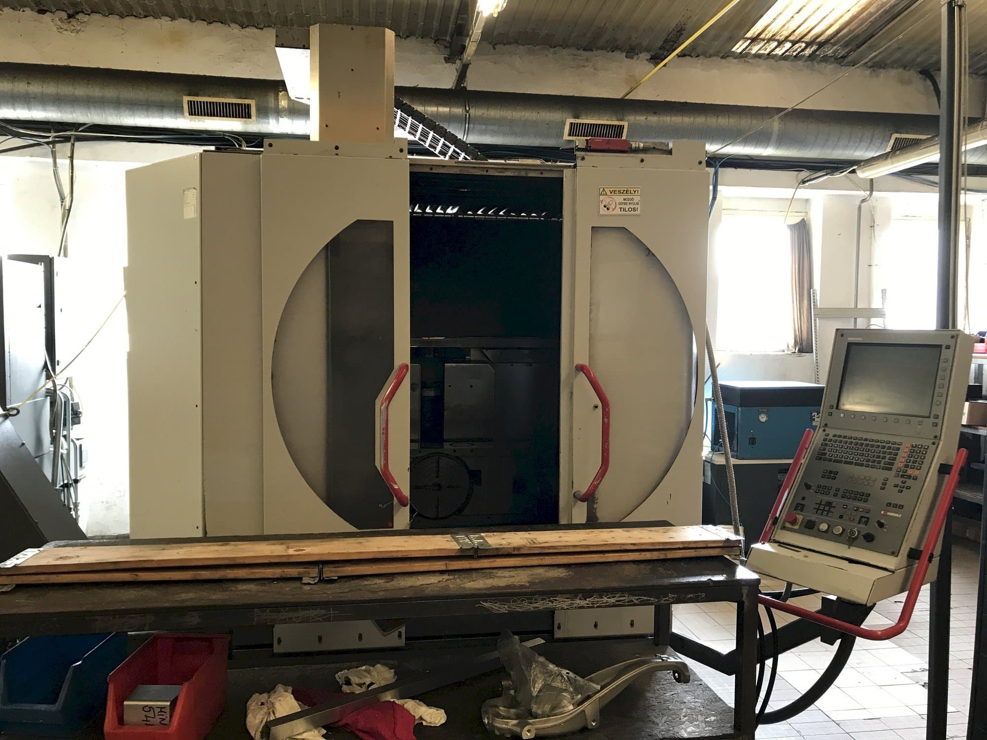 Koneen HERMLE B 300 U etunäkymä