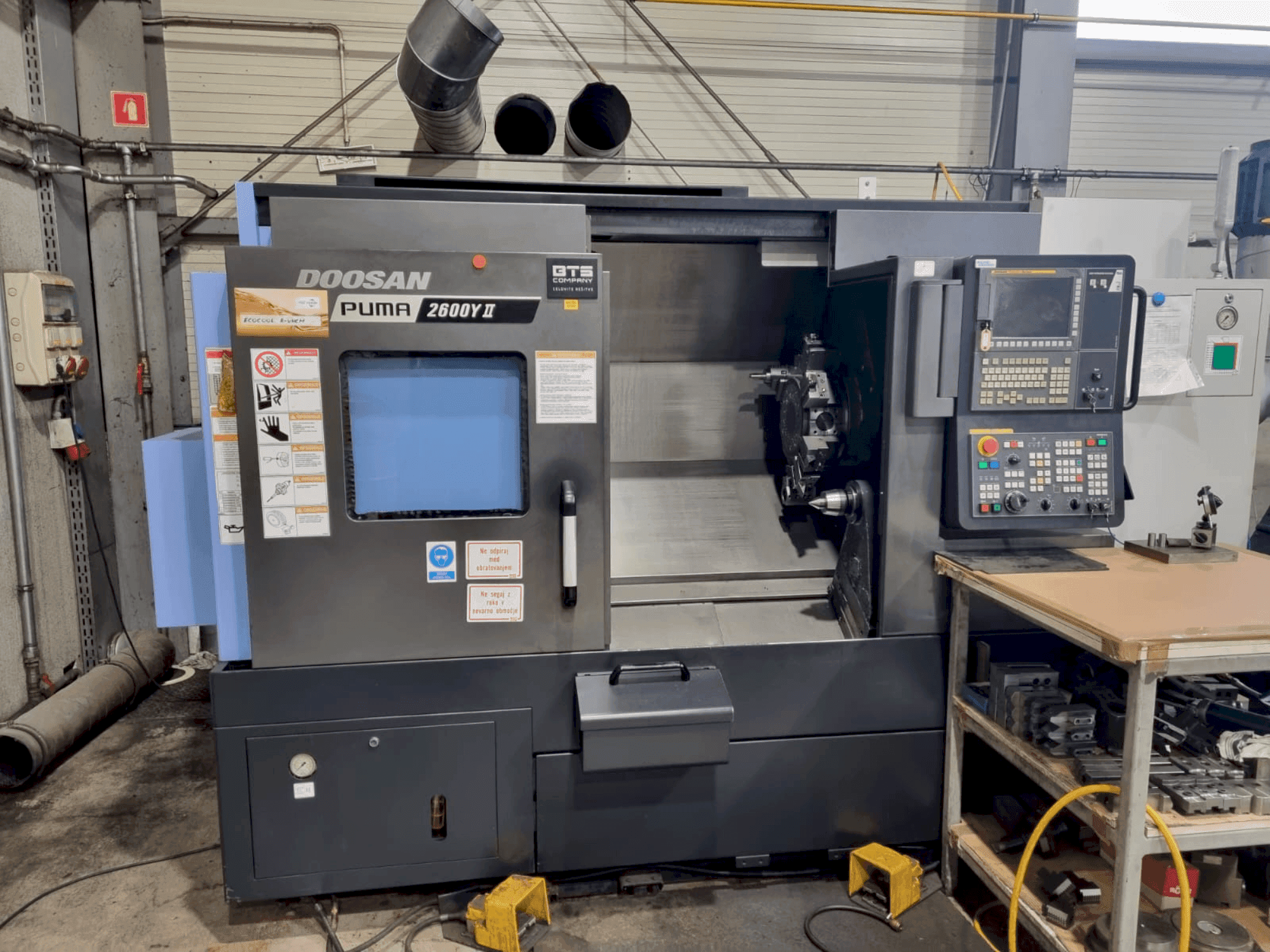 Koneen DOOSAN Puma 2600Y II etunäkymä