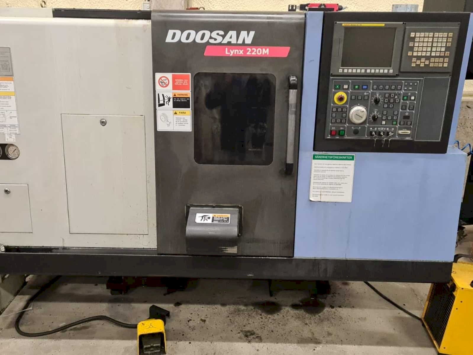Koneen Doosan Lynx 220MA + bar feeder LNS Express etunäkymä
