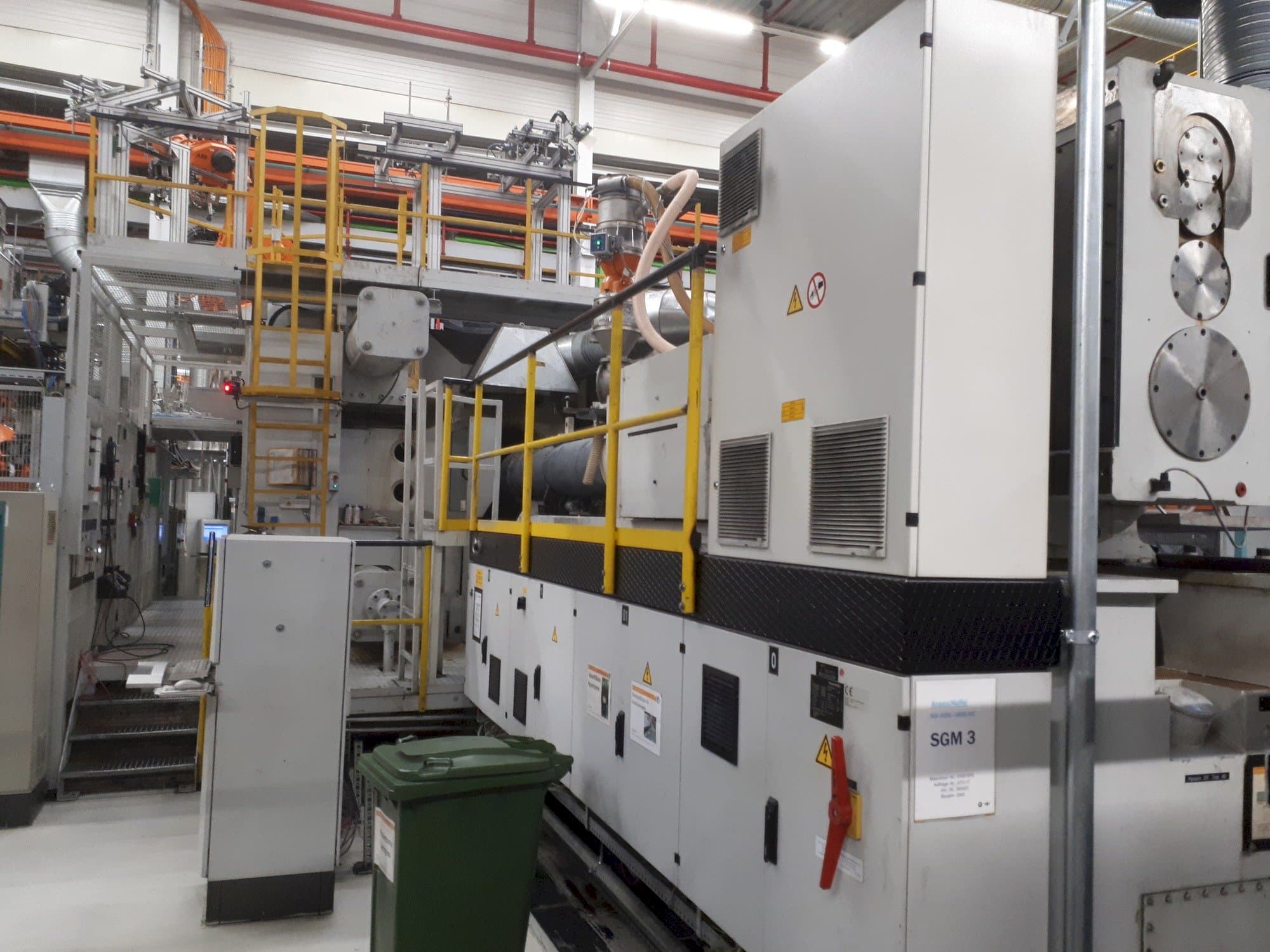 Koneen  Krauss Maffei 4000-19000 MC etunäkymä