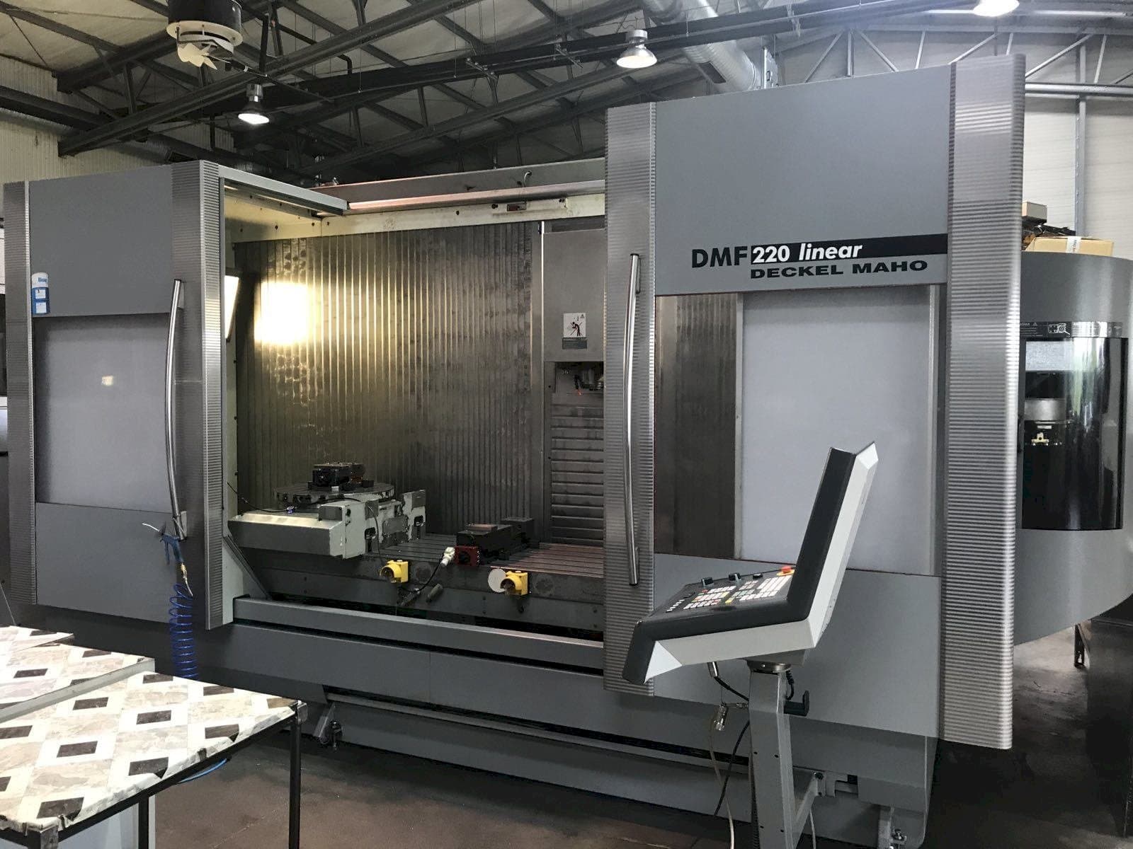 Koneen DECKEL MAHO DMF 220 Linear etunäkymä