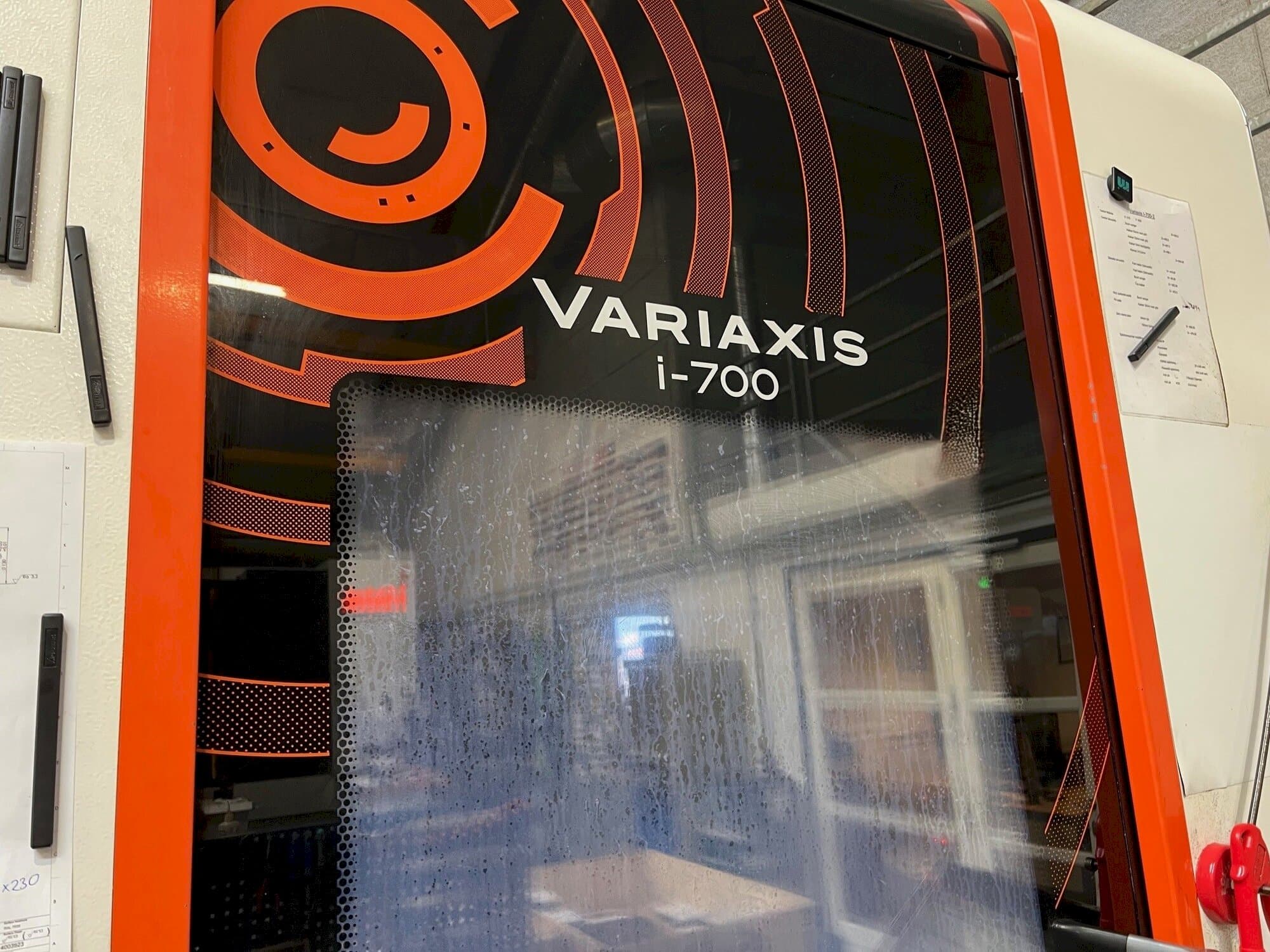 Koneen Mazak Variaxis i-700 etunäkymä