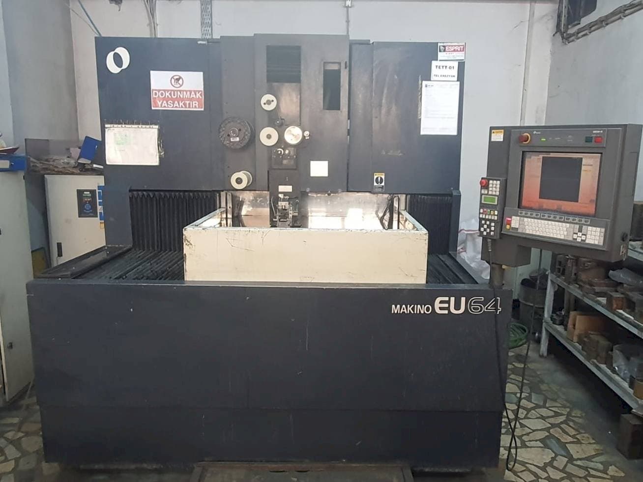 Koneen Makino EU64 etunäkymä