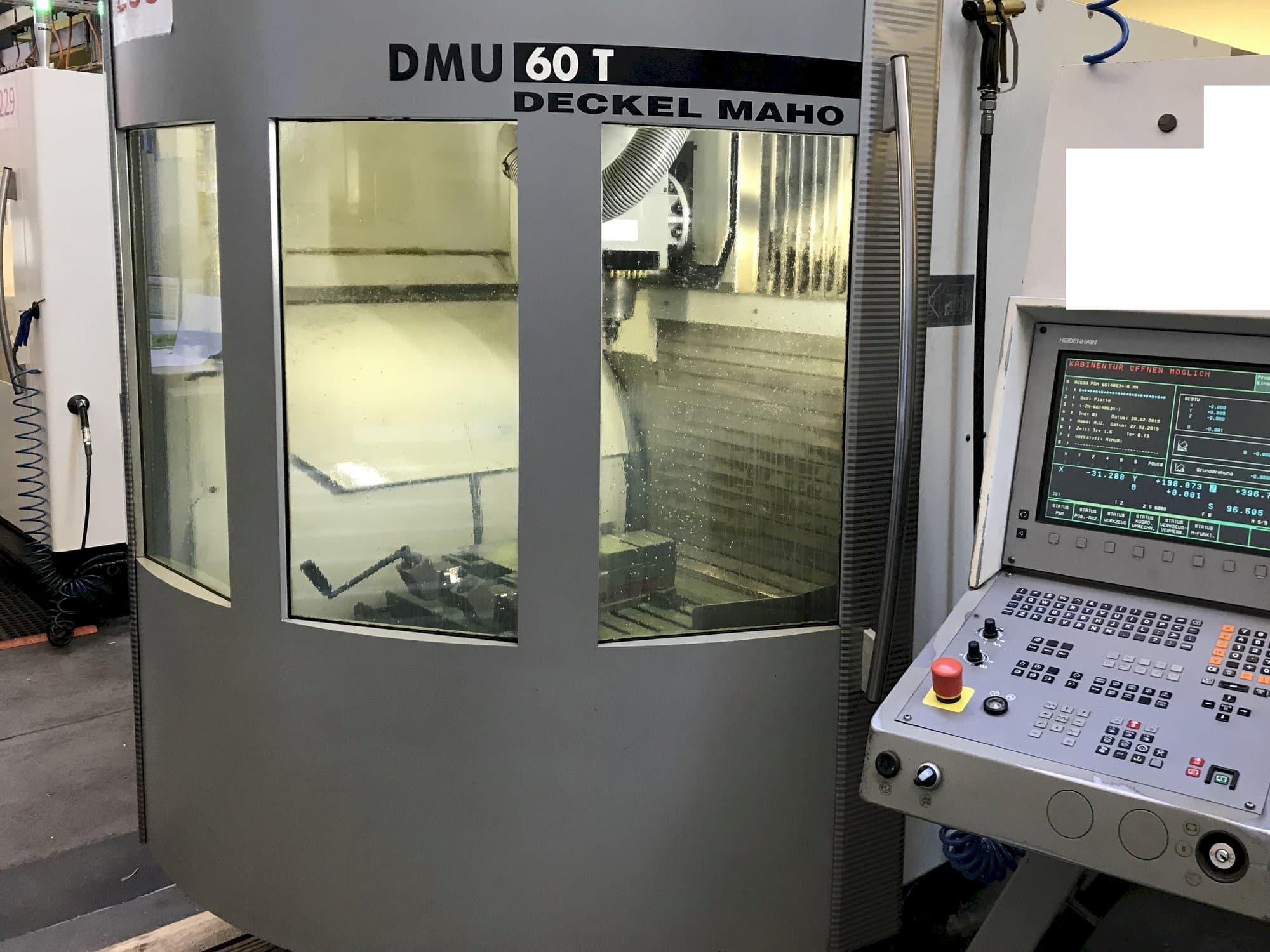 Koneen DECKEL MAHO DMU60T etunäkymä