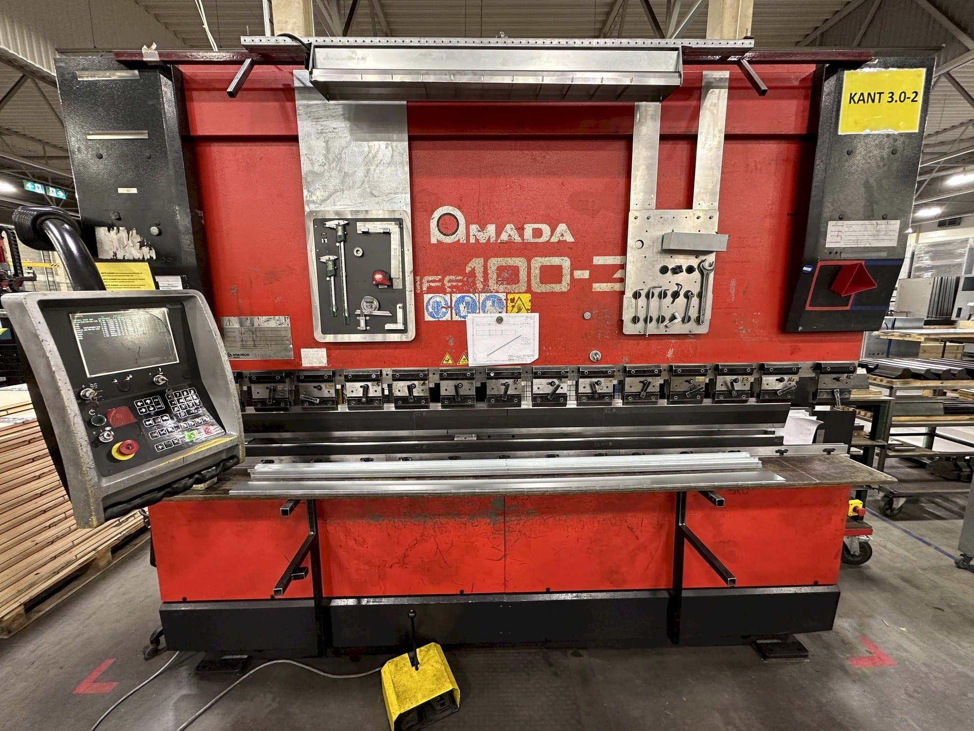 Koneen AMADA HFE 100-3 etunäkymä