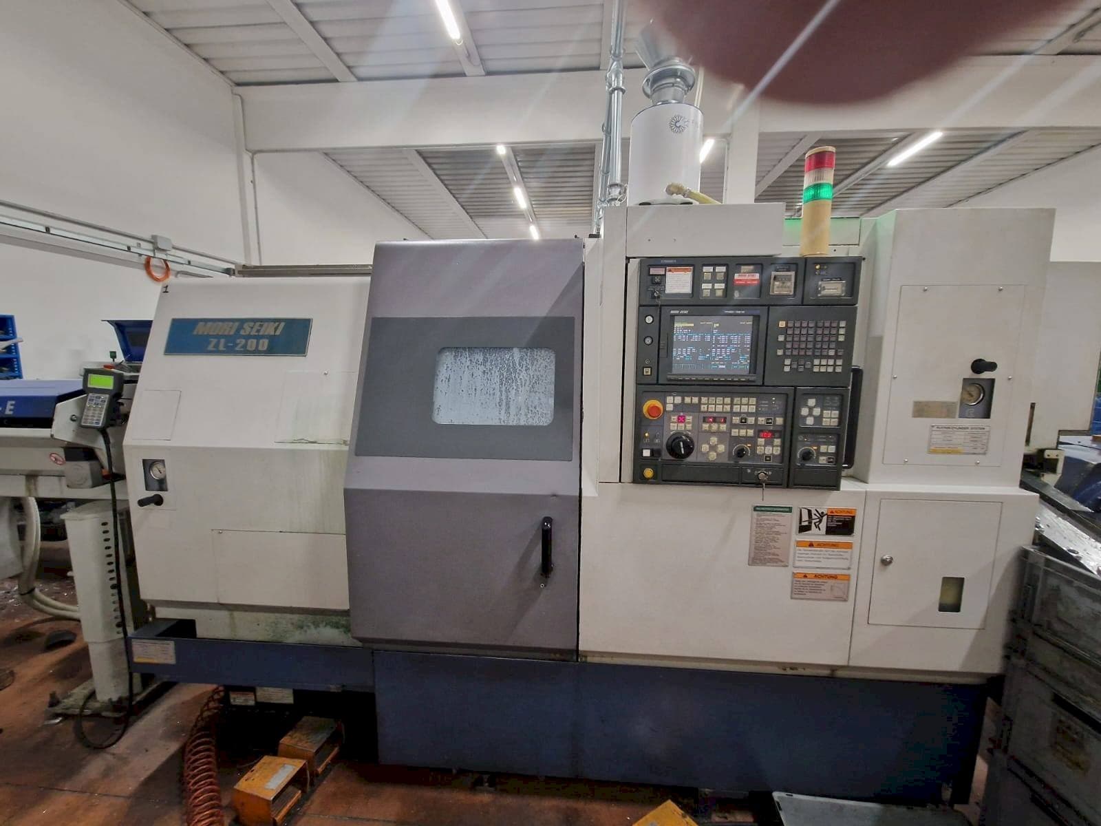 Koneen  MORI SEIKI ZL-200SMC etunäkymä