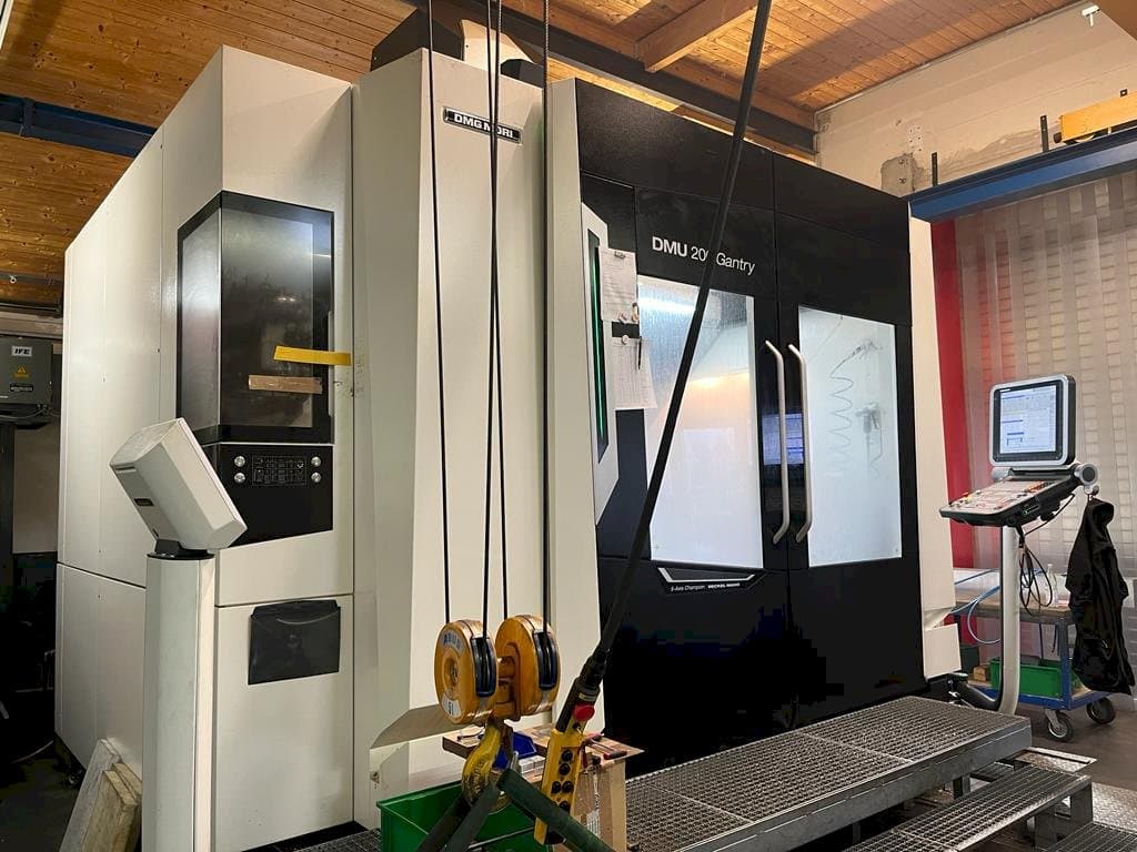 Koneen  DMG MORI DMU 200 Gantry etunäkymä