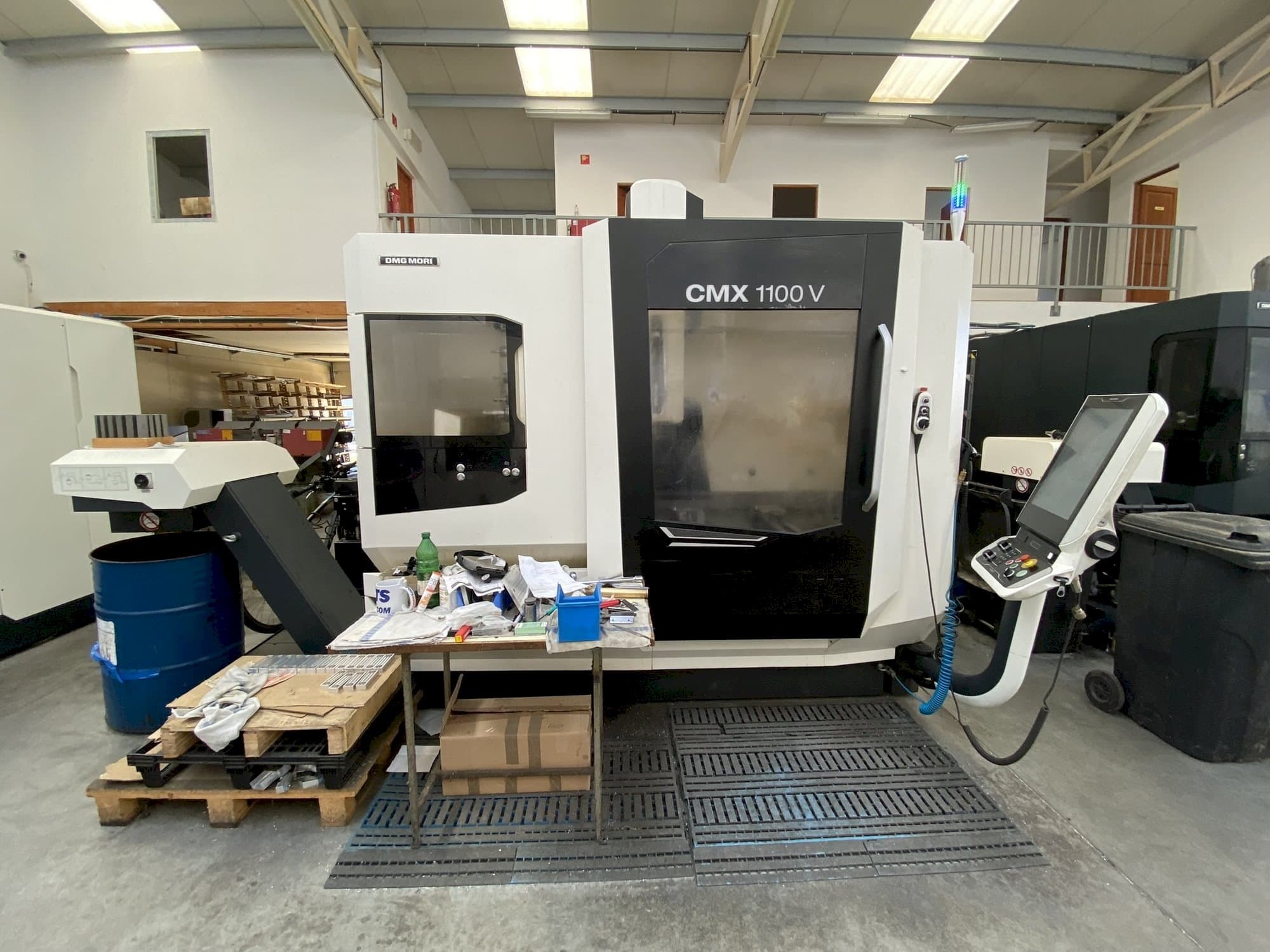 Koneen  DMG MORI CMX 1100 etunäkymä