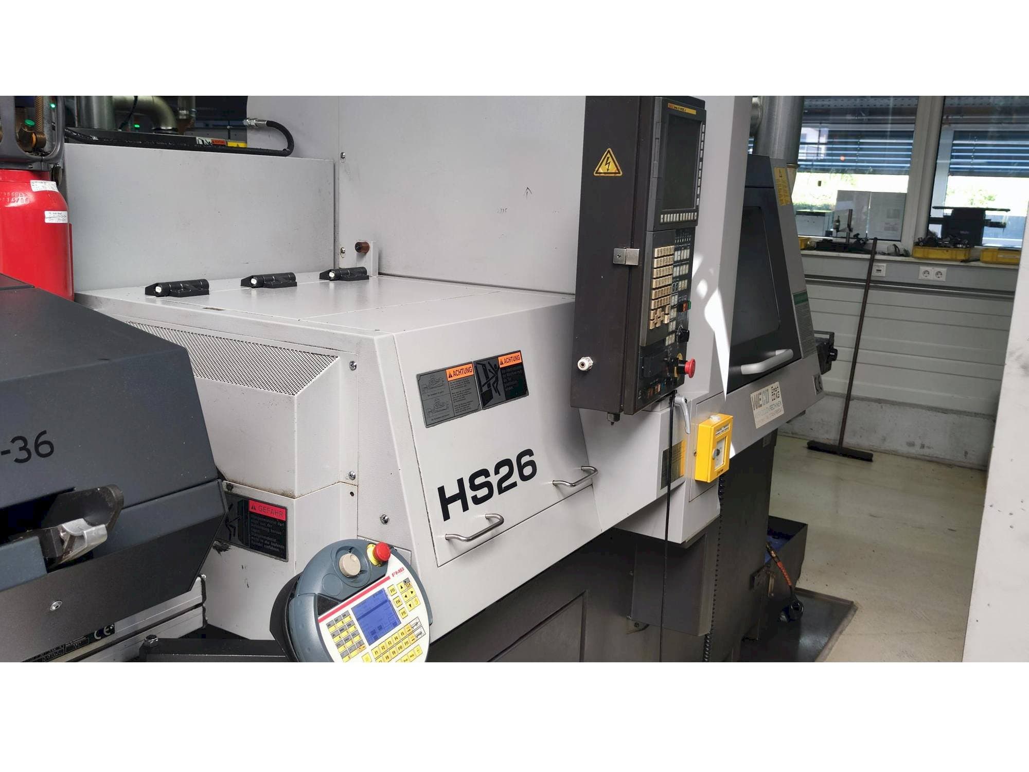 Koneen TSUGAMI HS26 vasemman sivun näkymä