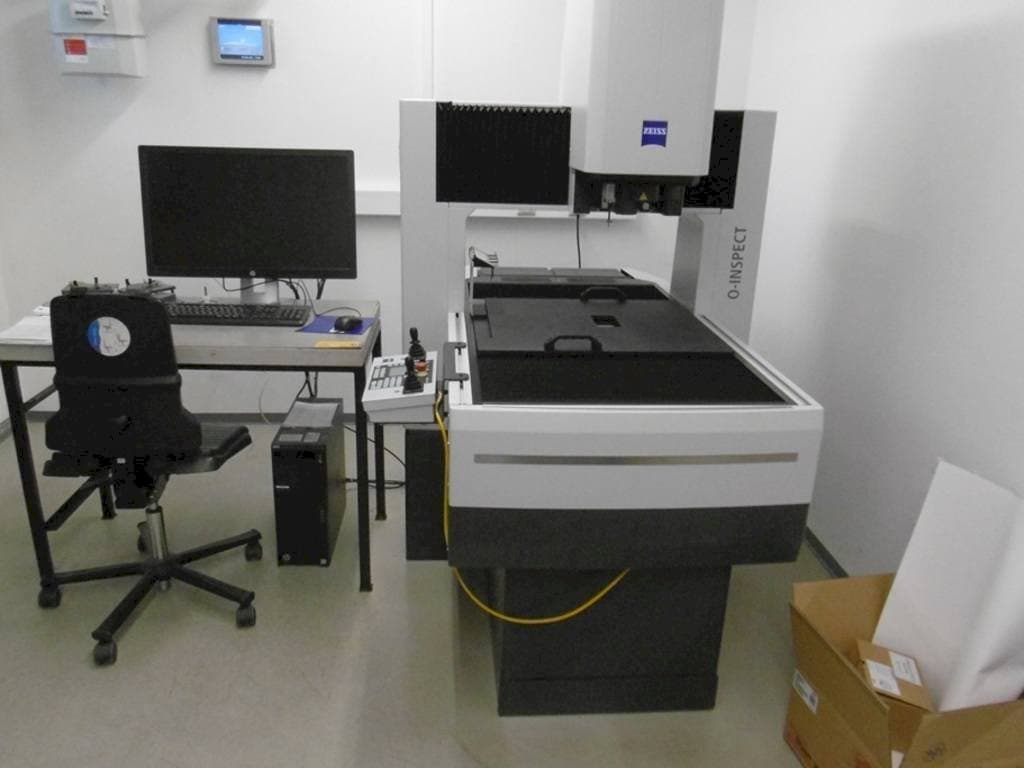 Koneen ZEISS O-Inspect 543 etunäkymä