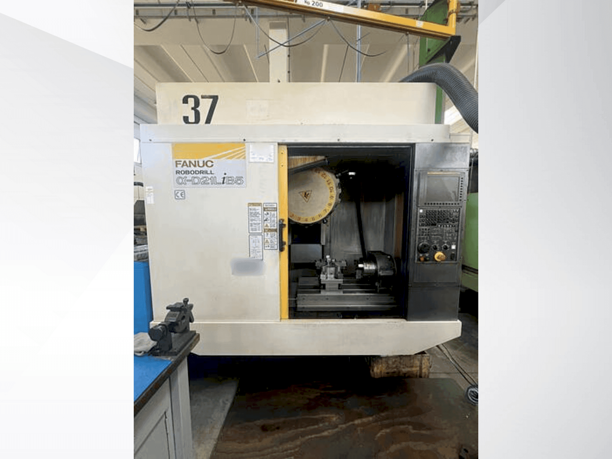 Koneen FANUC Robodrill Alpha-D21LiB5 etunäkymä