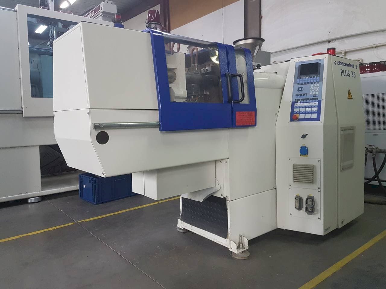 Koneen Battenfeld PLUS 35/75 etunäkymä