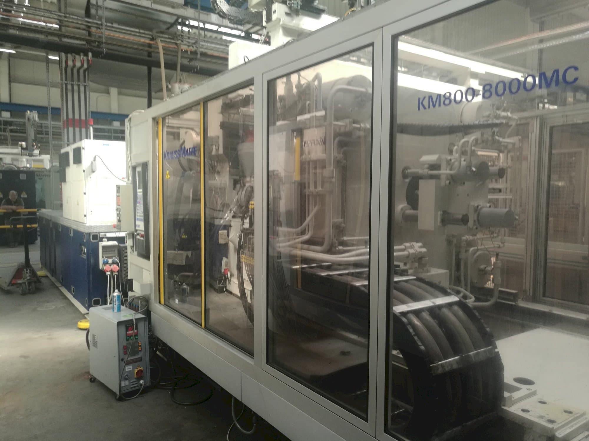 Koneen Krauss Maffei 800-8000 MC etunäkymä