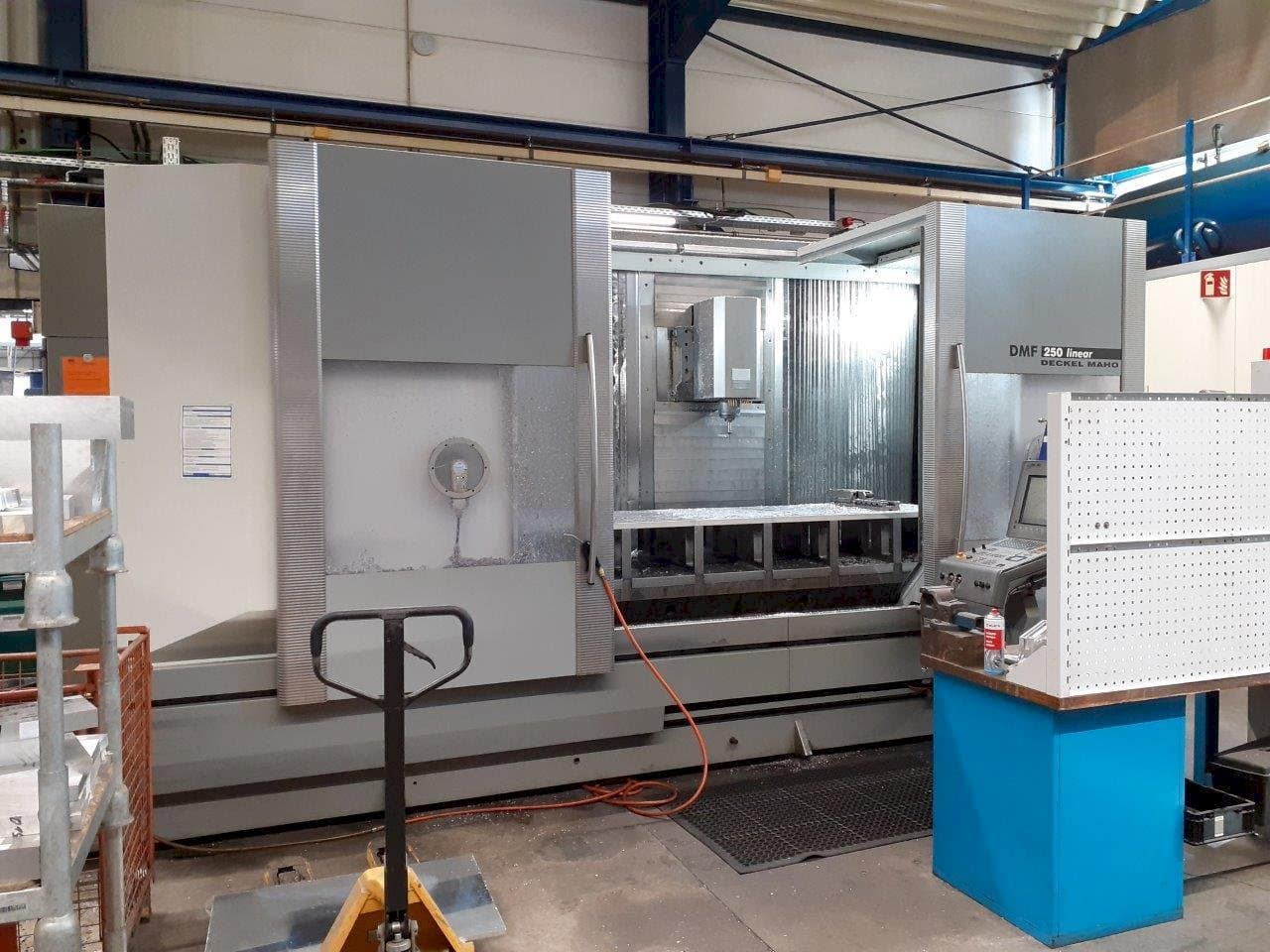 Koneen DMG MORI DMF 250 etunäkymä
