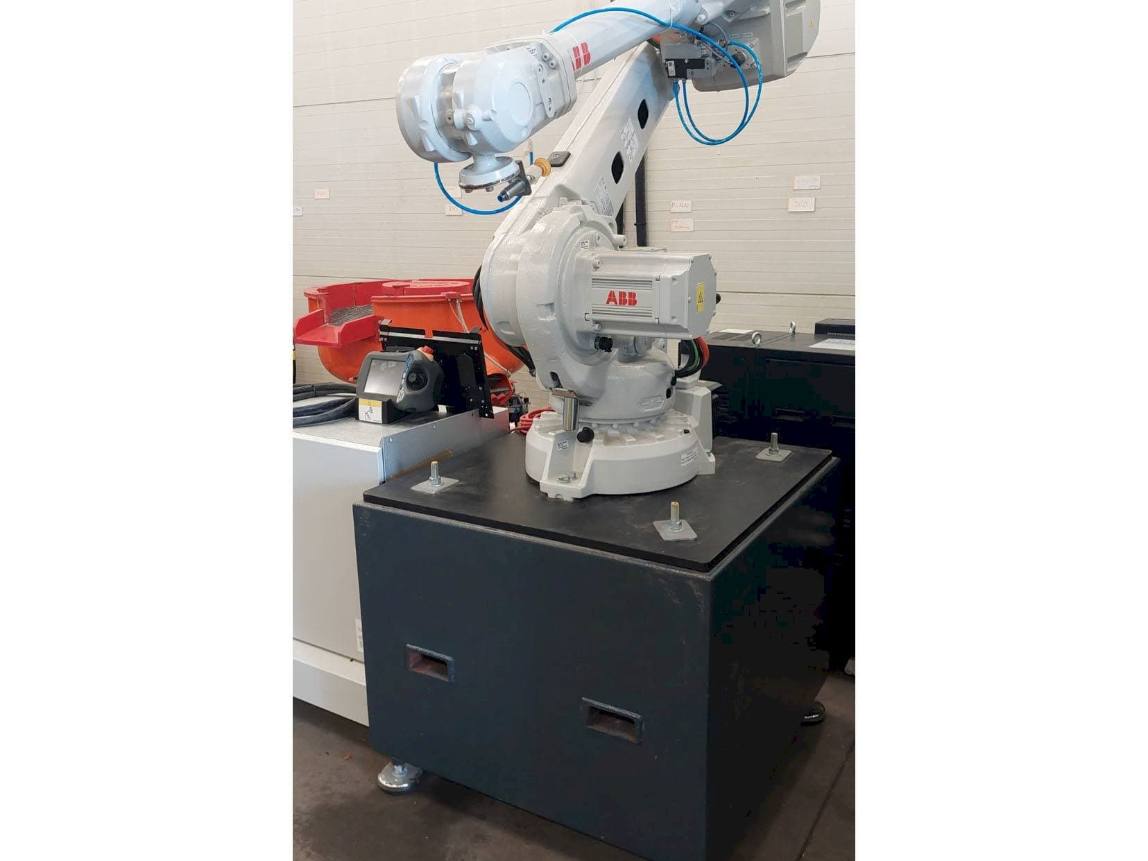 Koneen  ABB IRB 4600 etunäkymä