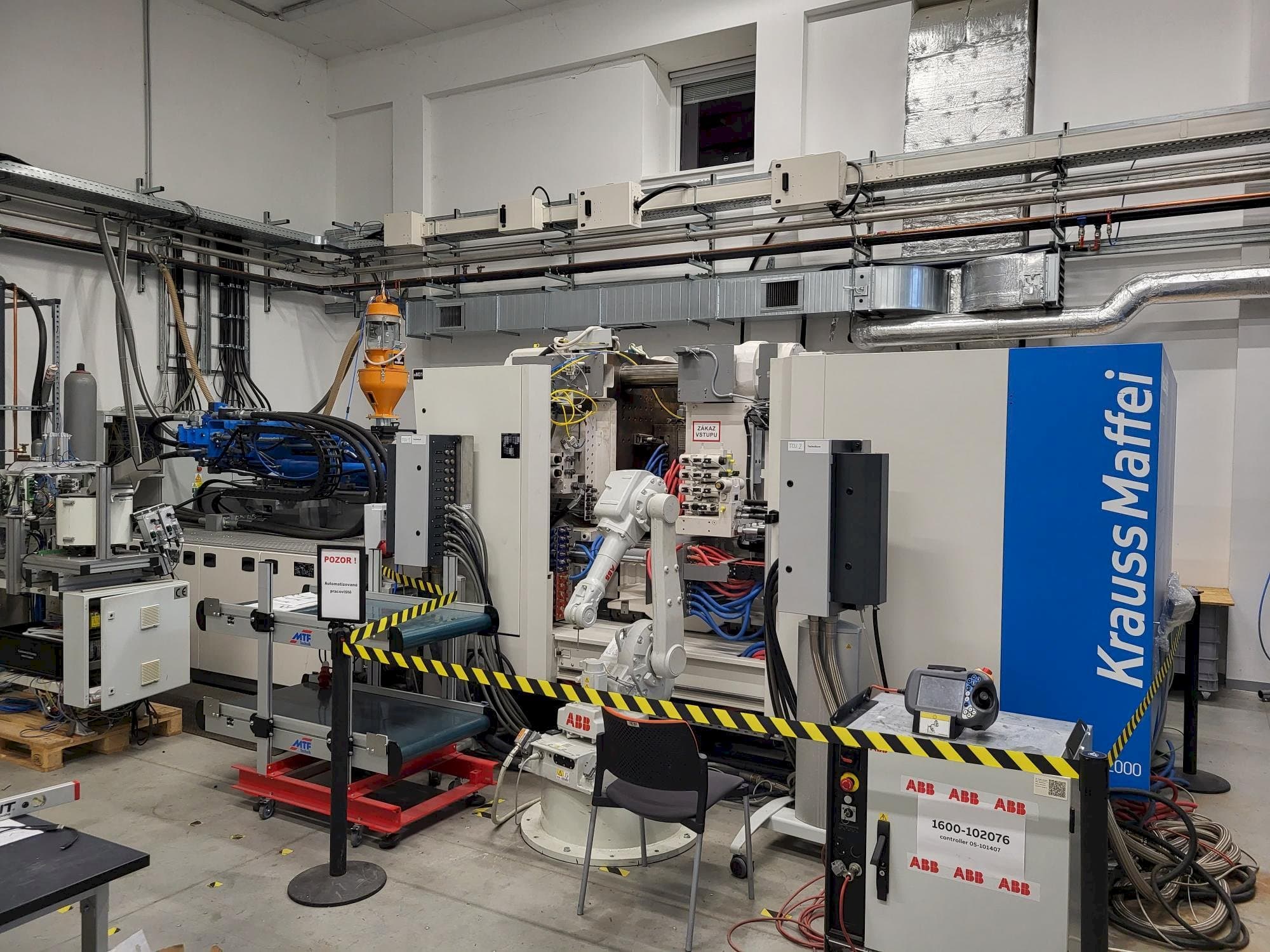 Koneen Krauss Maffei GX 451-2000 etunäkymä