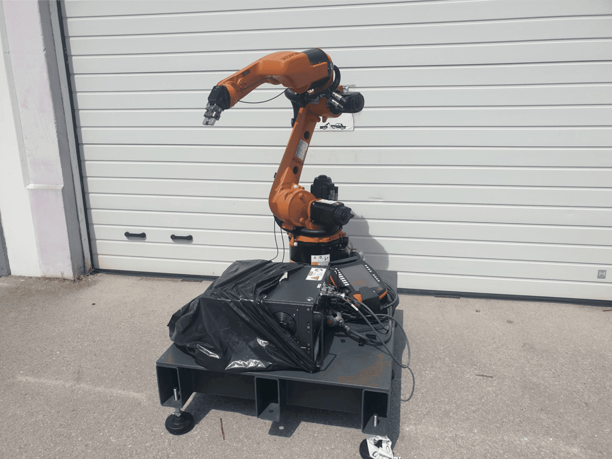 Koneen KUKA KR 8 R1420 etunäkymä