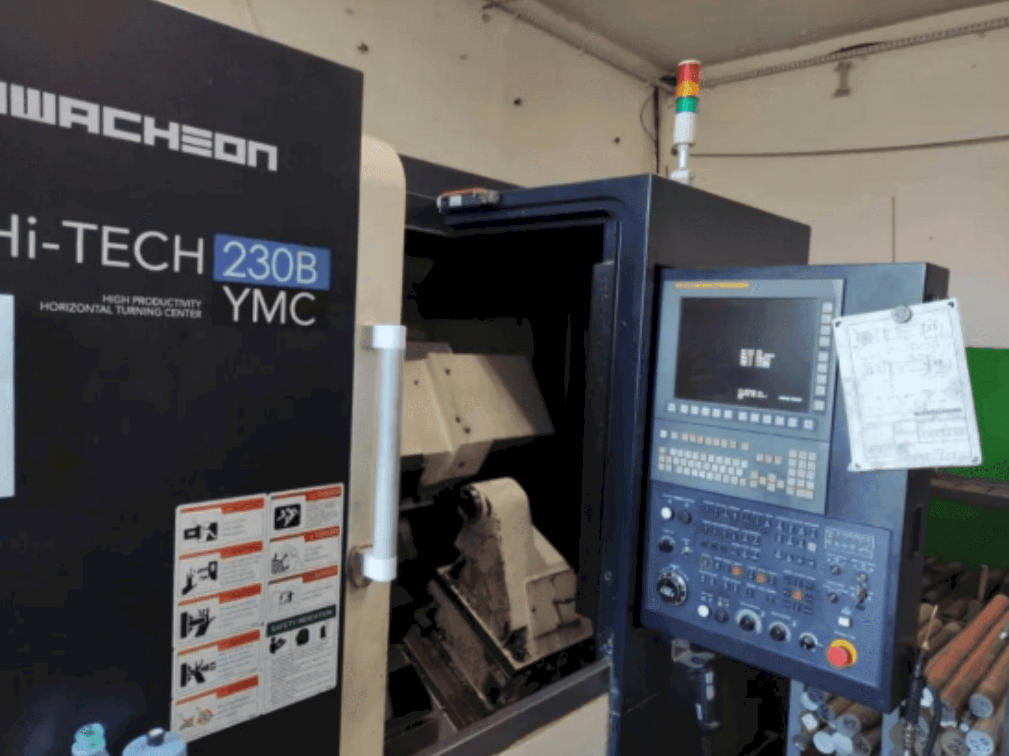 Koneen  HWACHEON HI-TECH 230B YMC etunäkymä