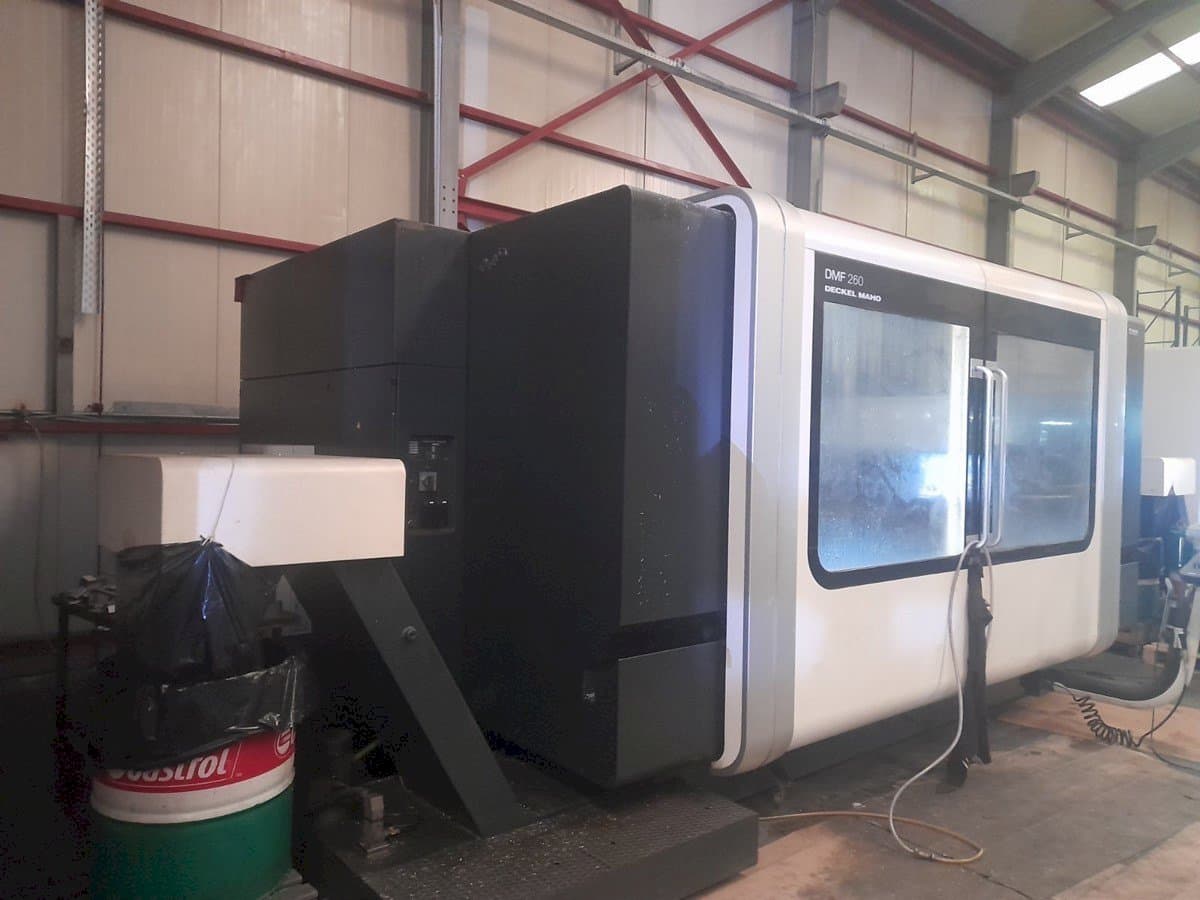 Koneen DECKEL MAHO DMF 260 vasemman sivun näkymä