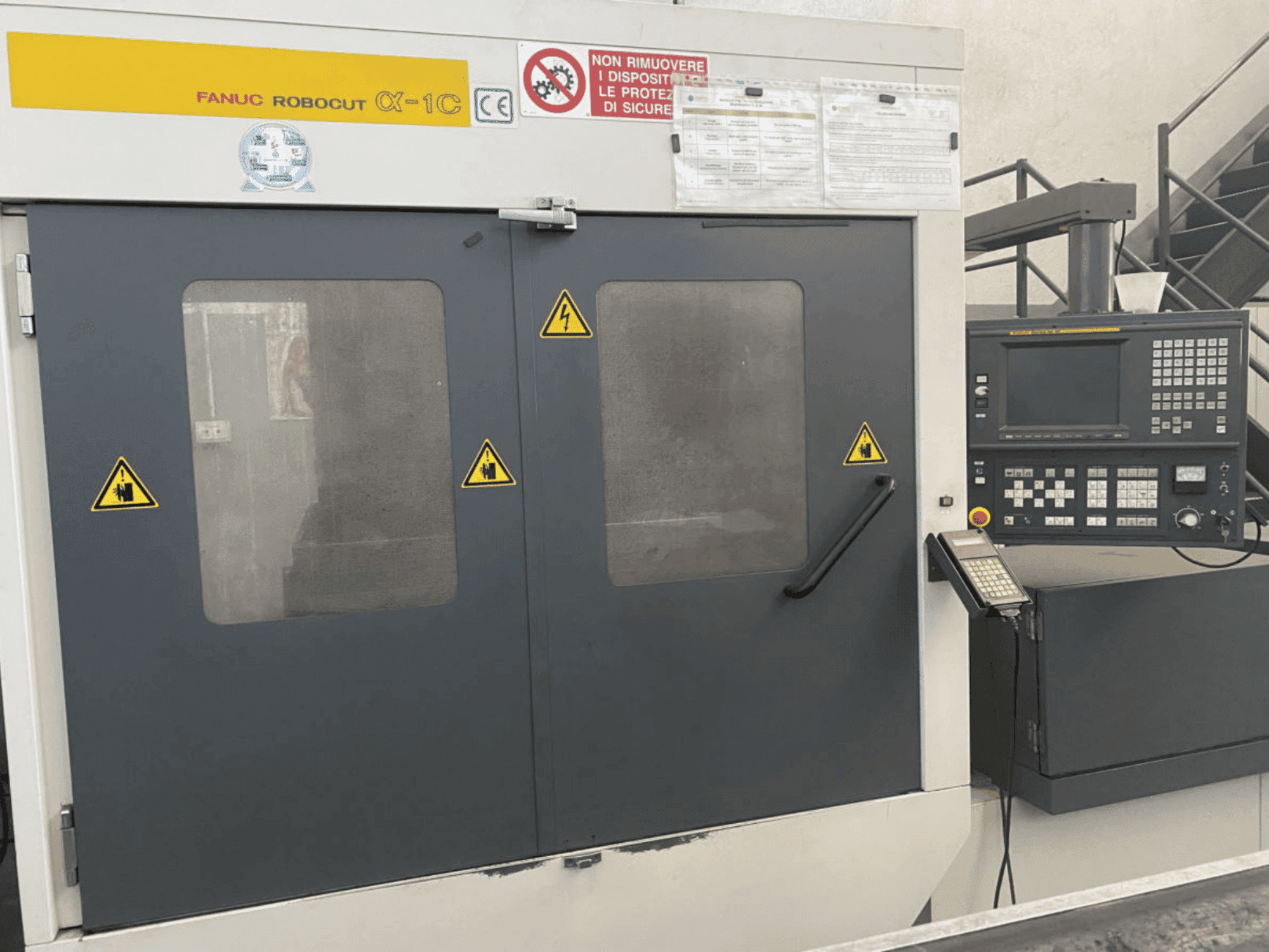 Koneen FANUC Robocut alpha-1C etunäkymä