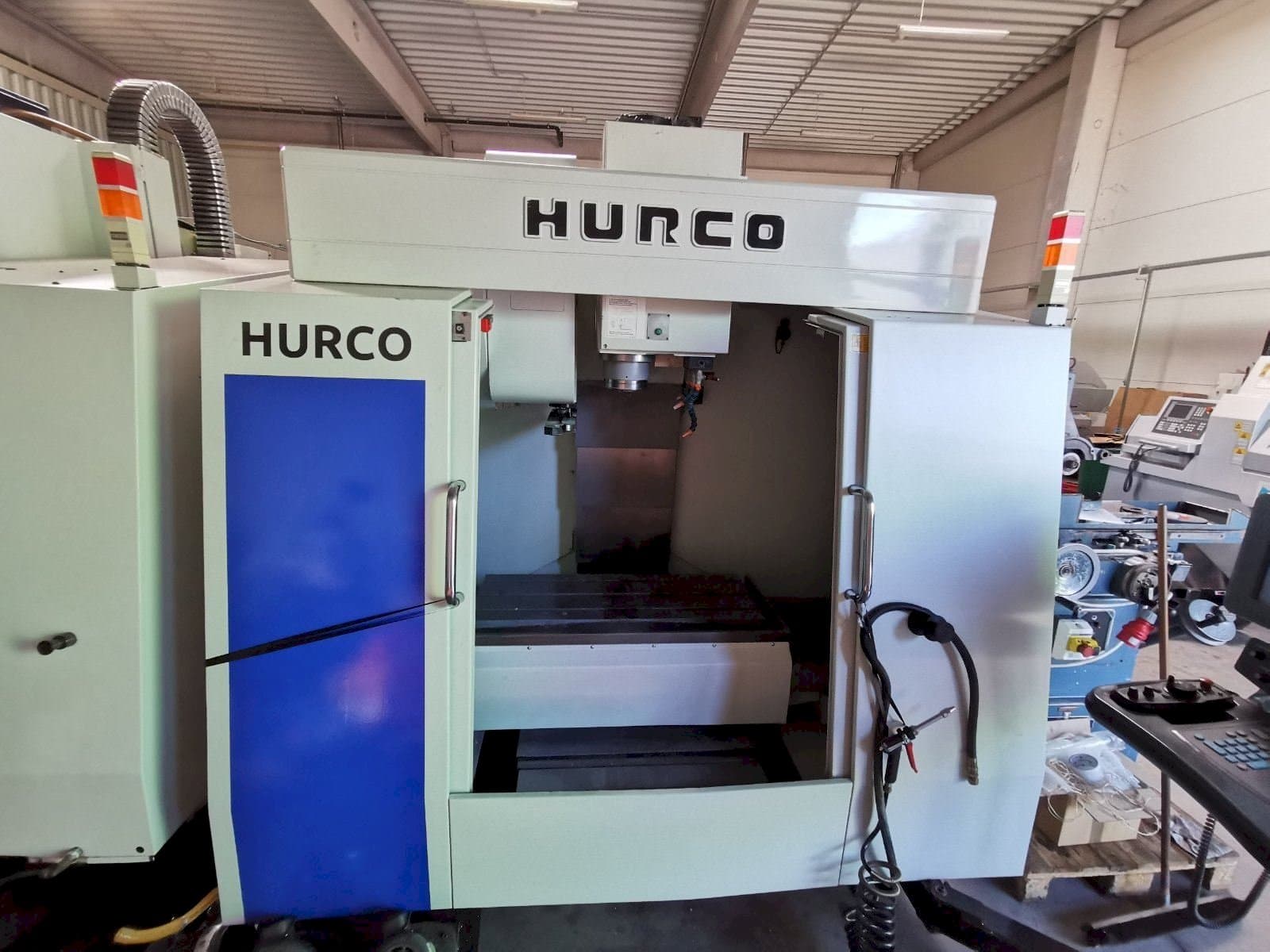 Koneen Hurco BMC 30 etunäkymä