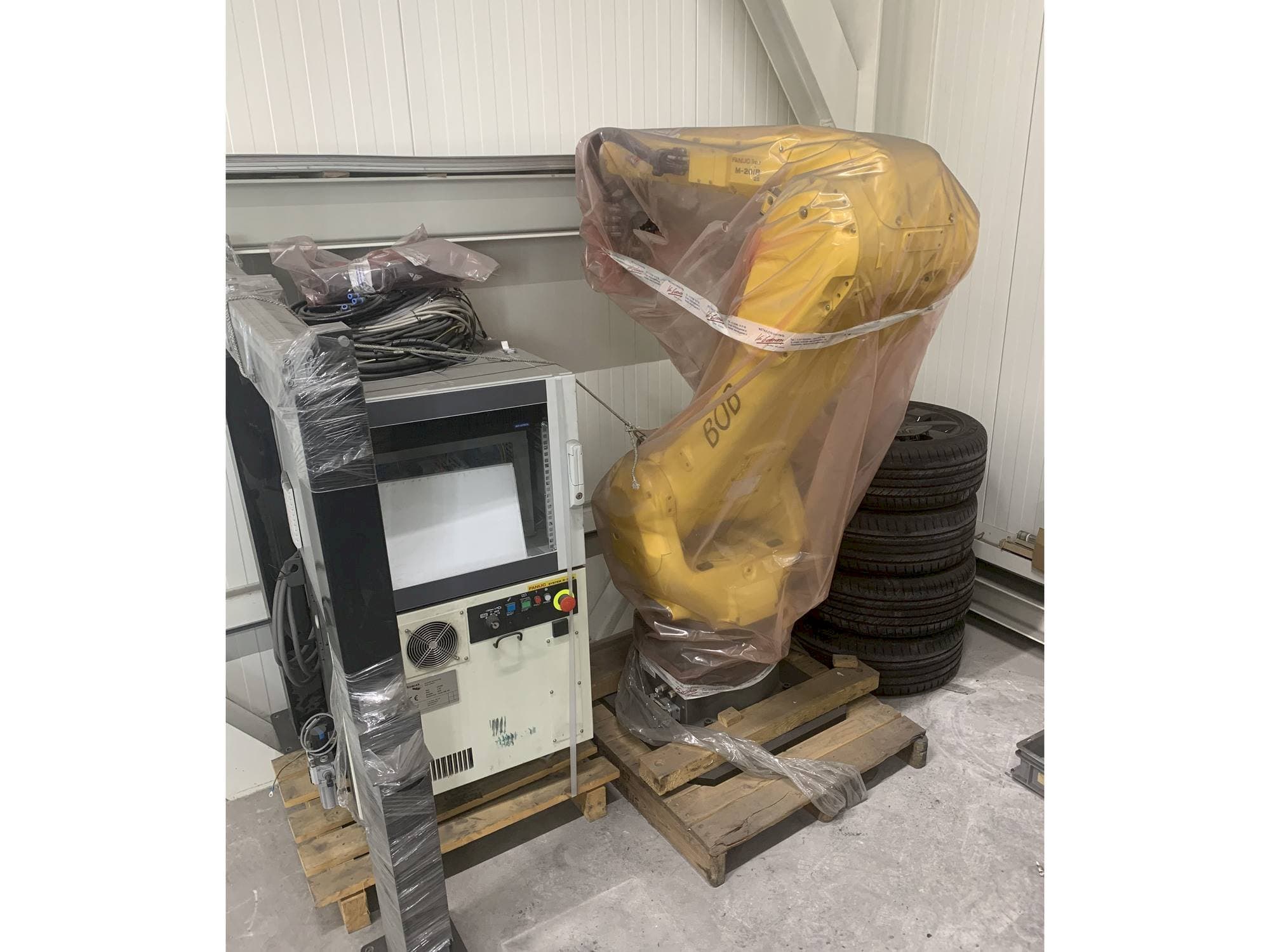Koneen FANUC M-20iB etunäkymä