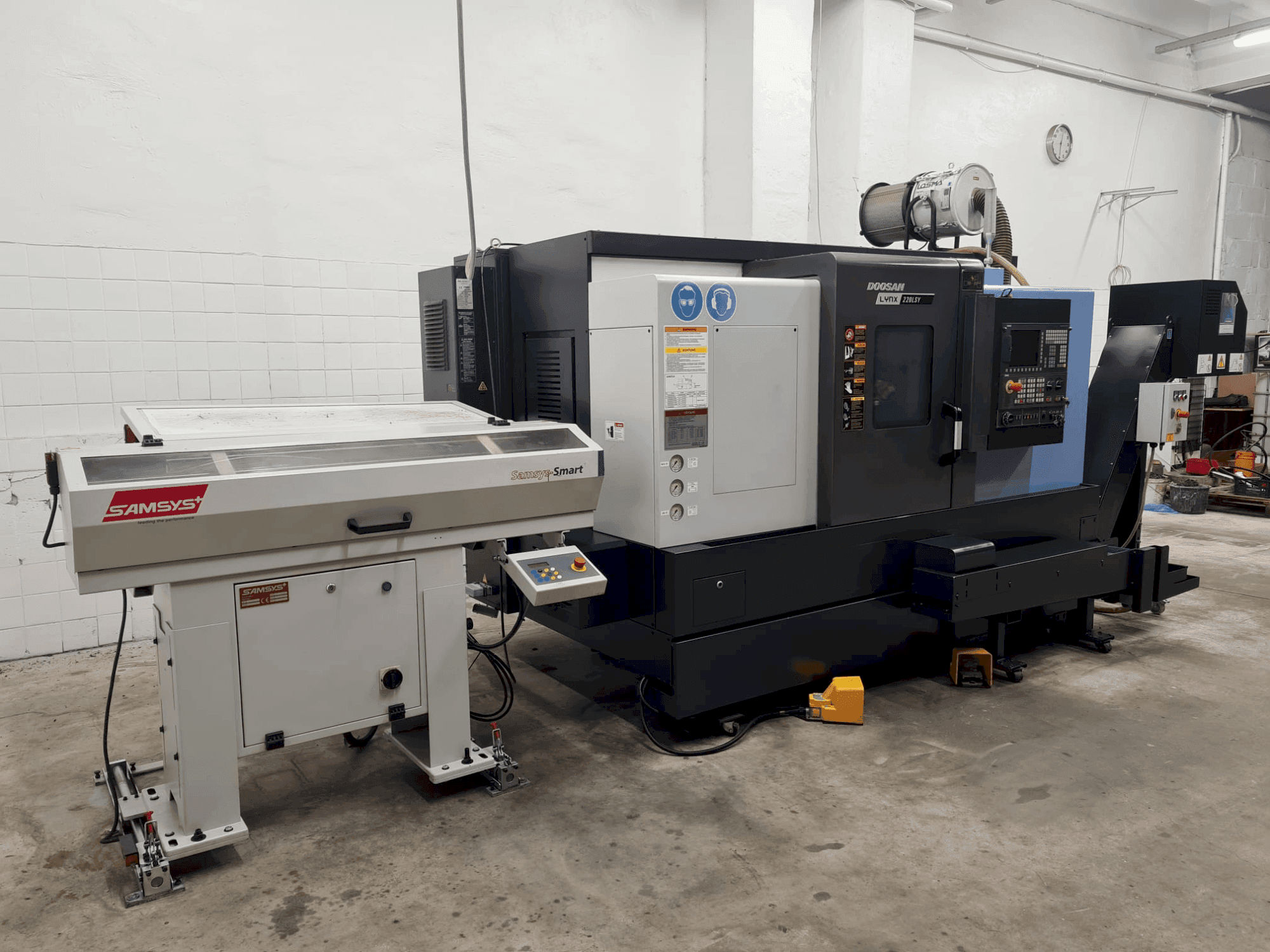 Koneen  DOOSAN LYNX 220 LSYC etunäkymä