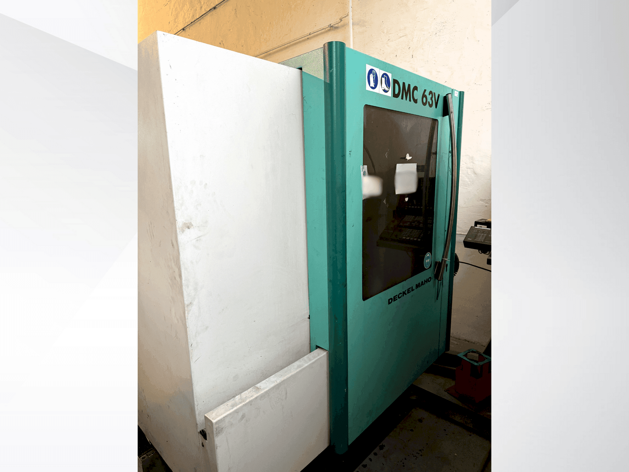 Koneen DMG MORI Deckel Maho 63V etunäkymä