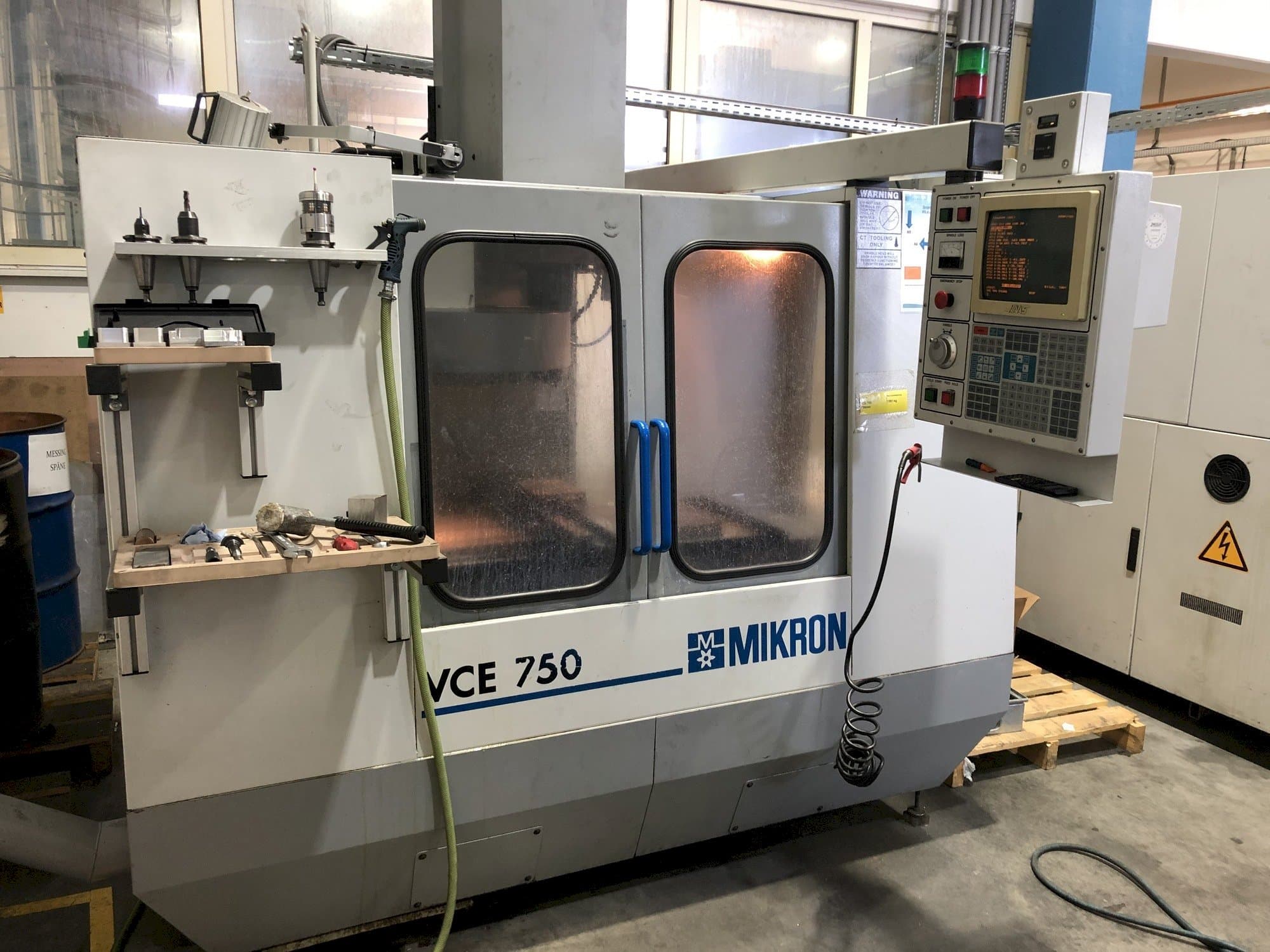 Koneen  MIKRON VCE 750 etunäkymä