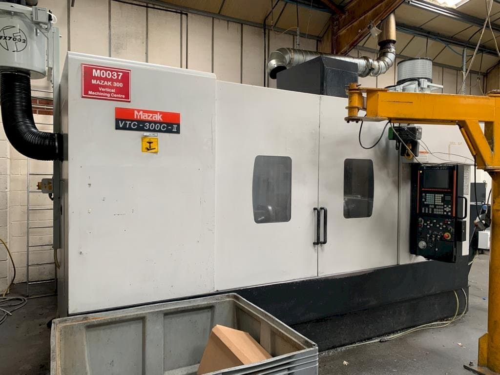 Koneen Mazak VTC-300C-II etunäkymä