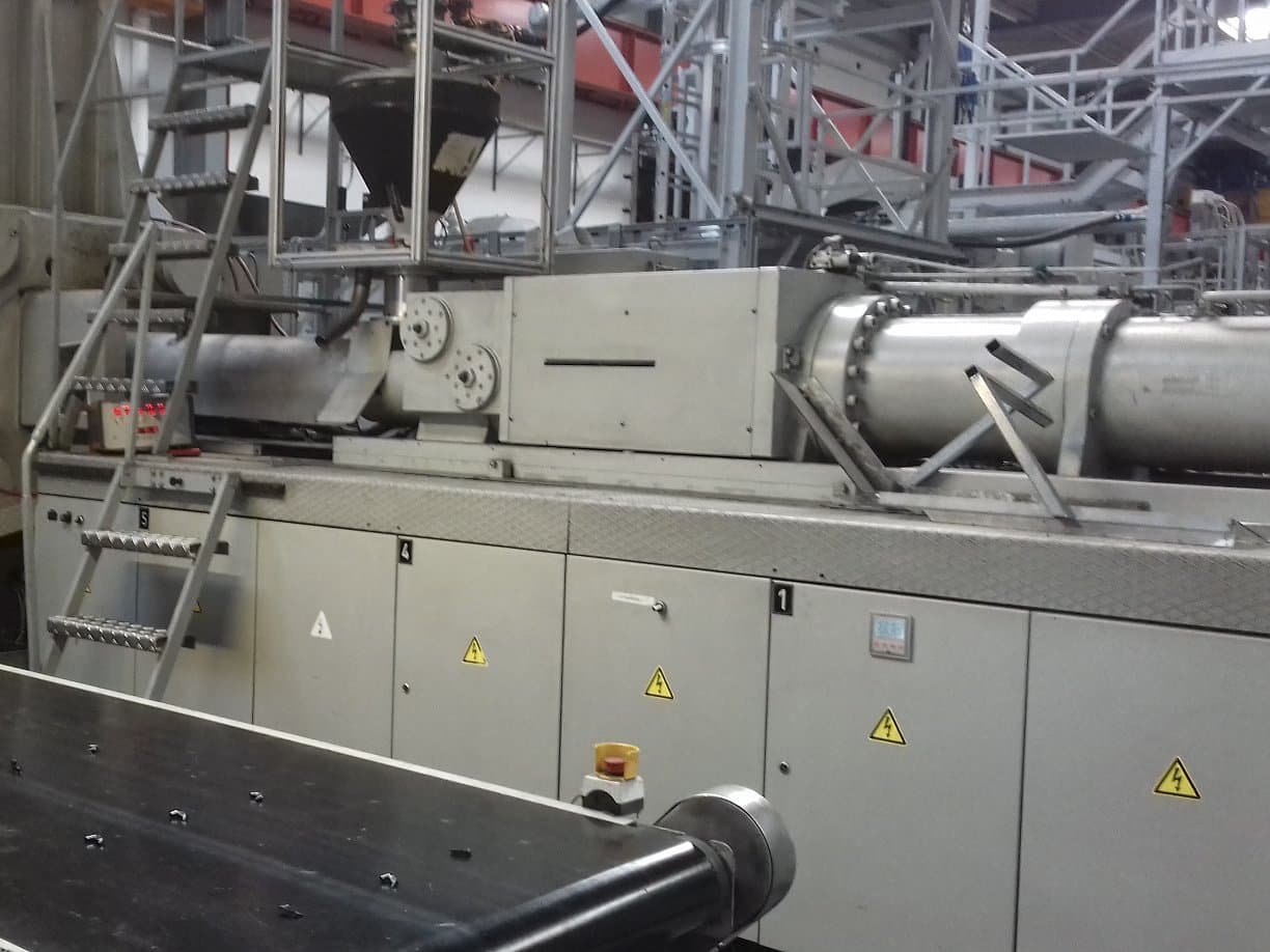 Koneen Krauss Maffei oikean sivun näkymä 650-4350 BM