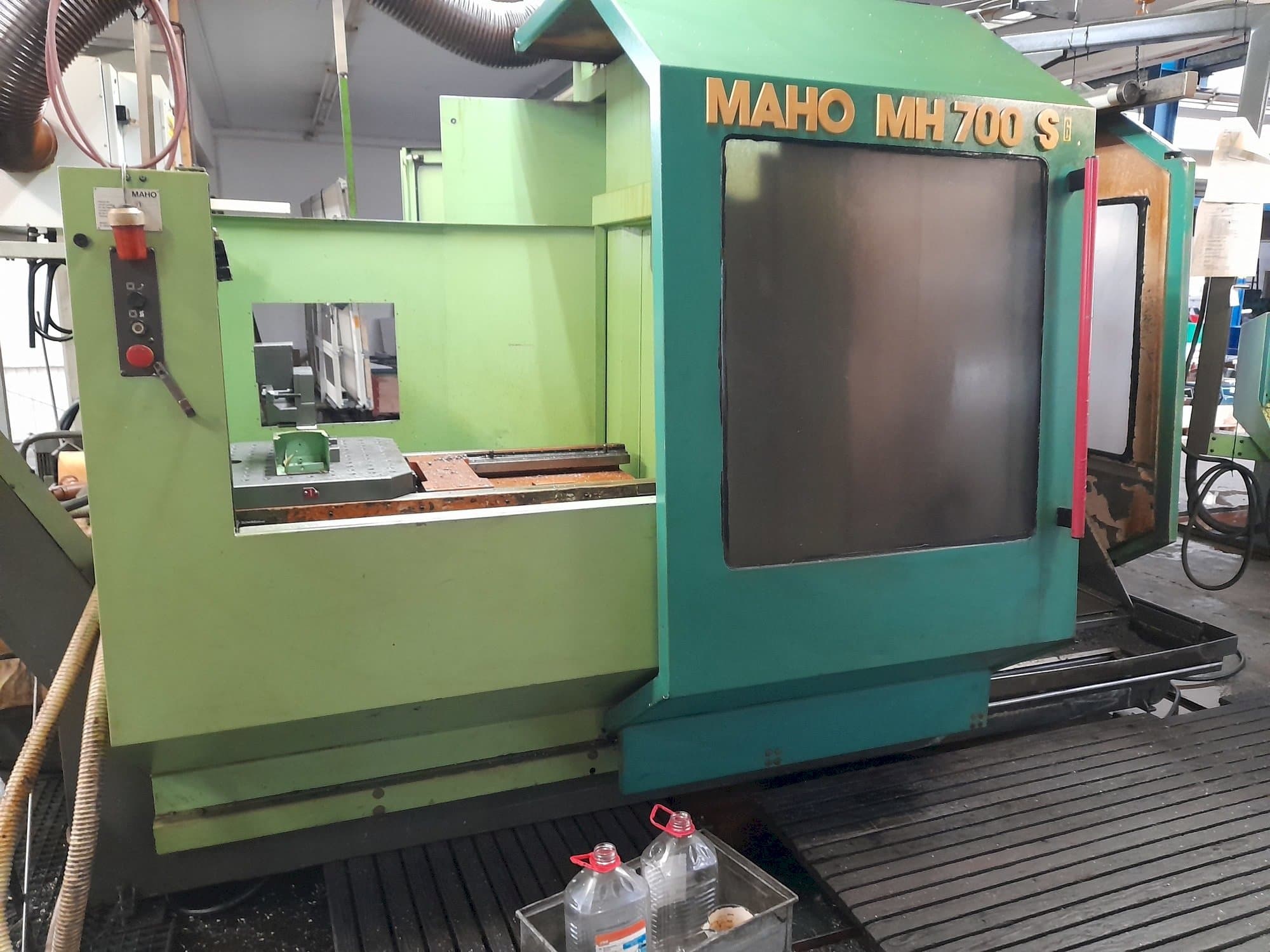 Koneen MAHO MH 700 S vasemman sivun näkymä