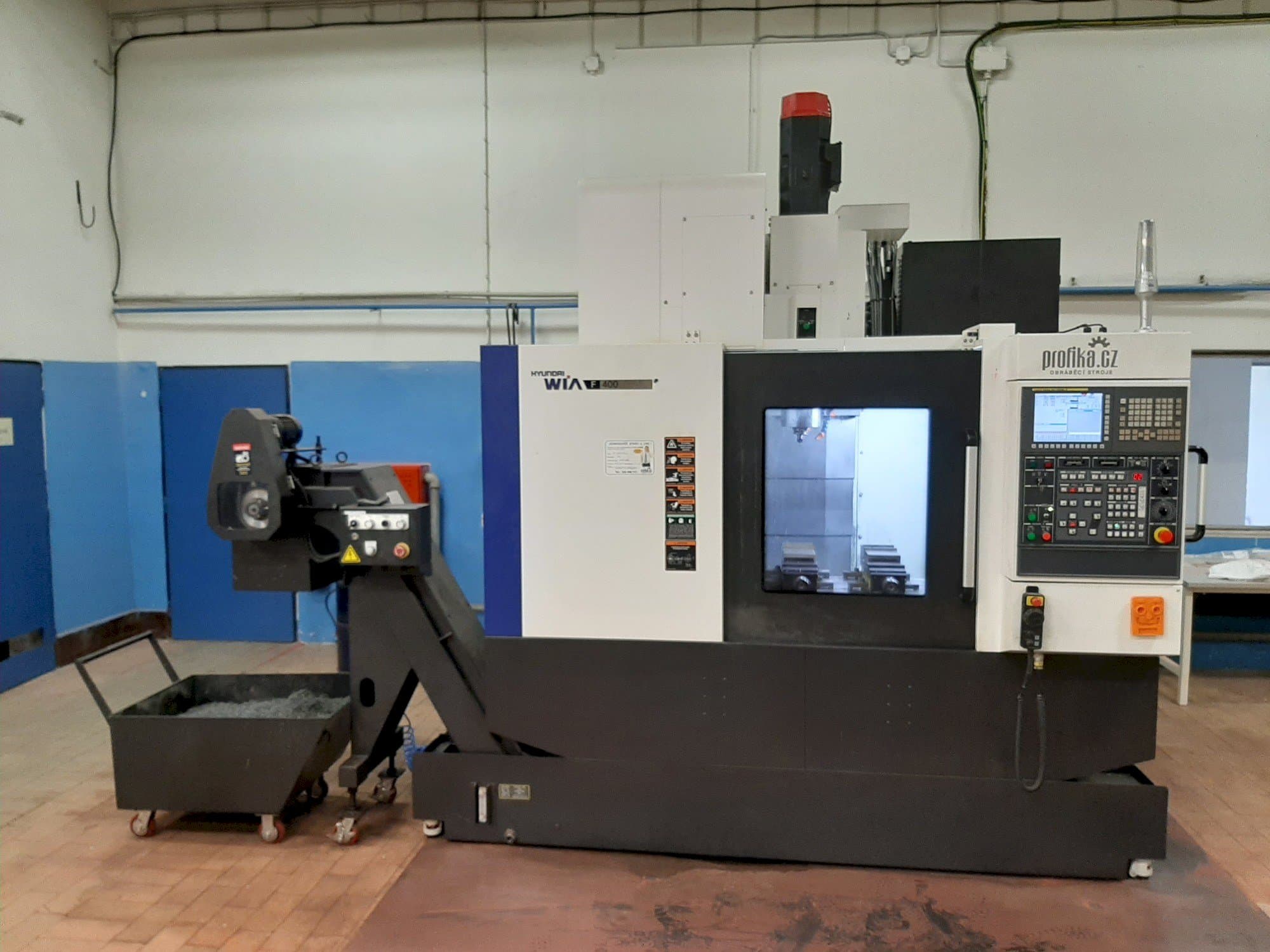 Koneen Hyundai Wia F400 etunäkymä