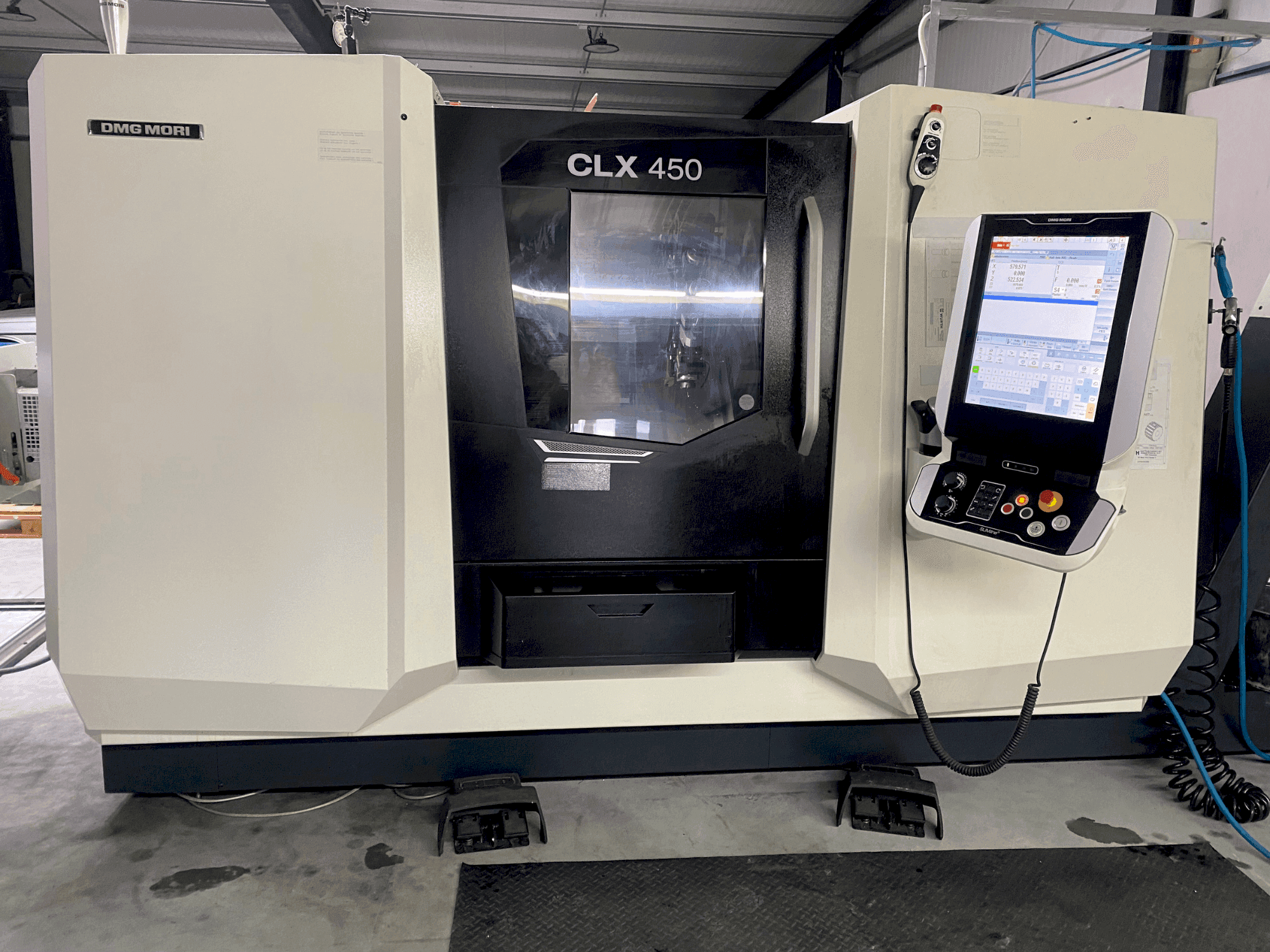 Koneen  DMG MORI CLX 450 V6 etunäkymä