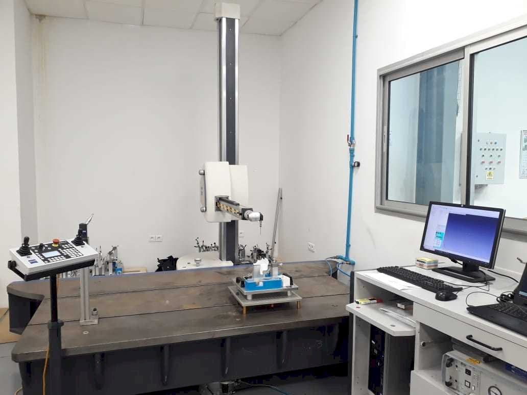 Koneen  ZEISS Carmet CNC etunäkymä