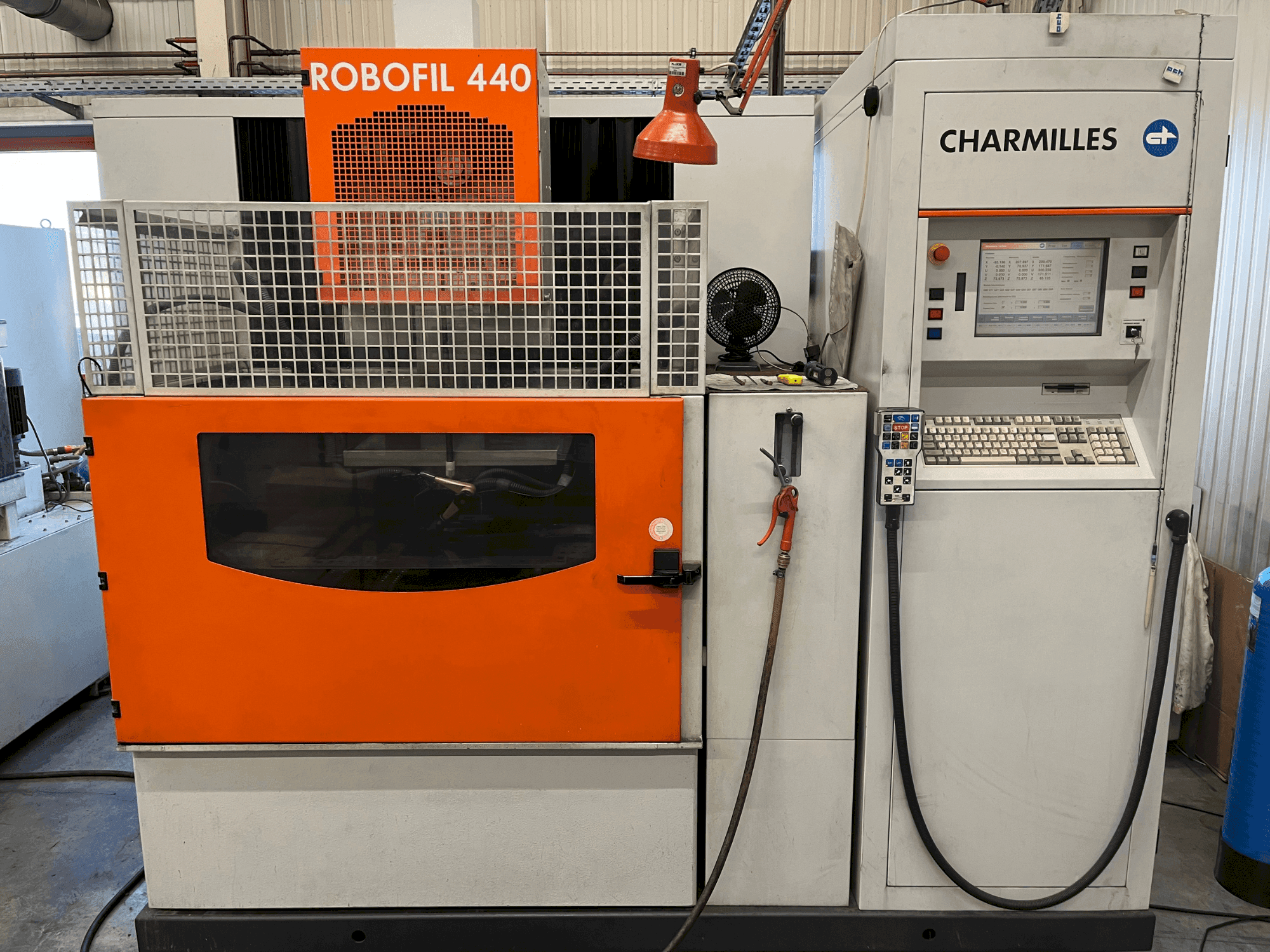 Koneen  CHARMILLES Robofil 440 etunäkymä