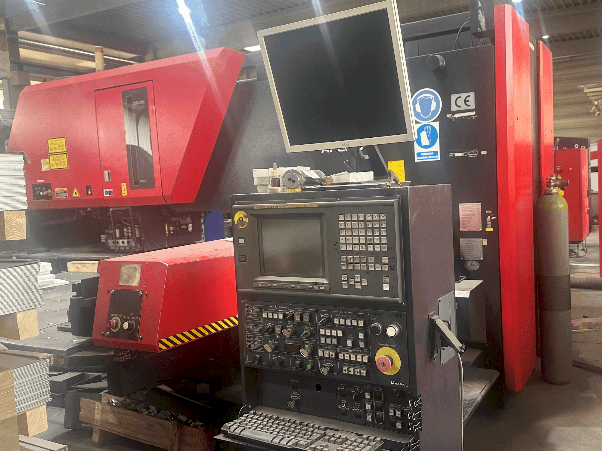 Koneen AMADA Apelio III 2610V etunäkymä