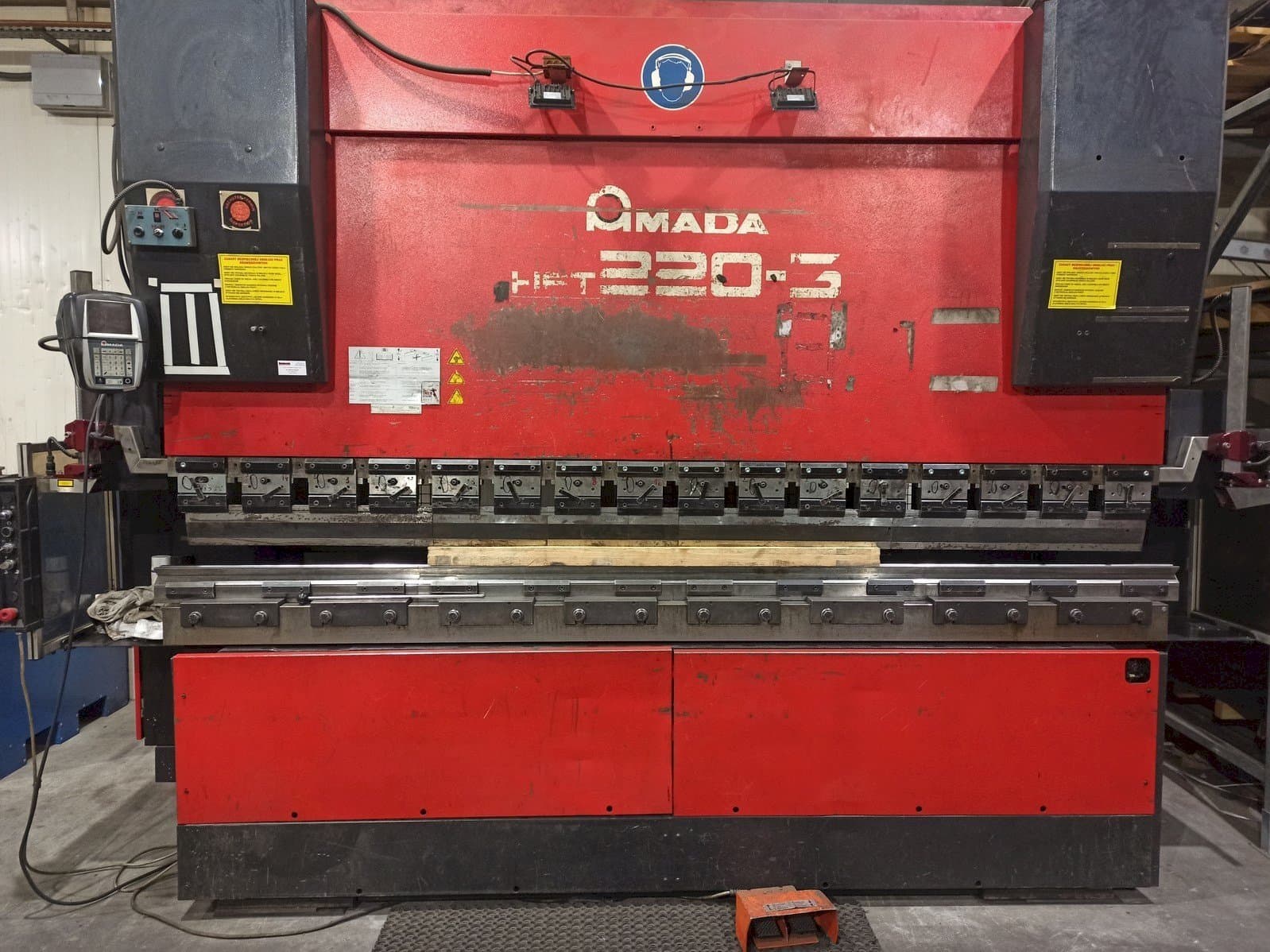 Koneen AMADA HFT 220-3 etunäkymä