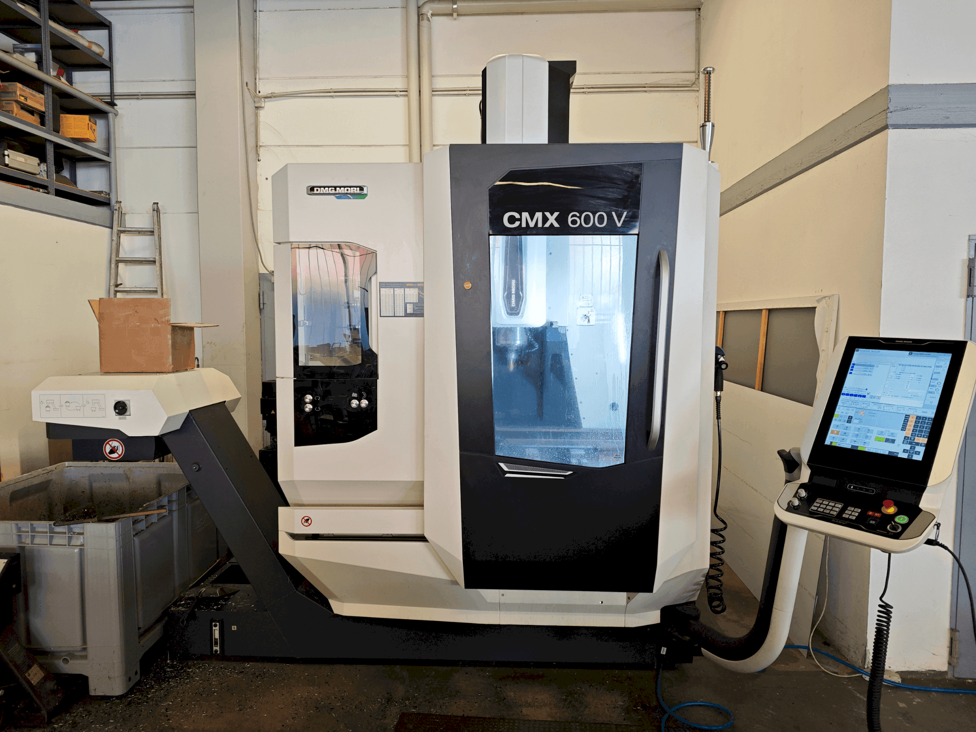 Koneen DMG MORI CMX 600 V etunäkymä