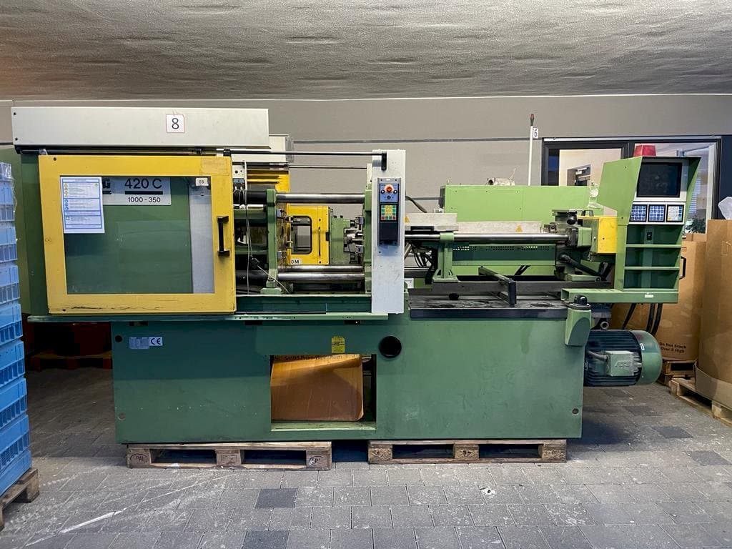 Koneen  Arburg 420C mit etunäkymä