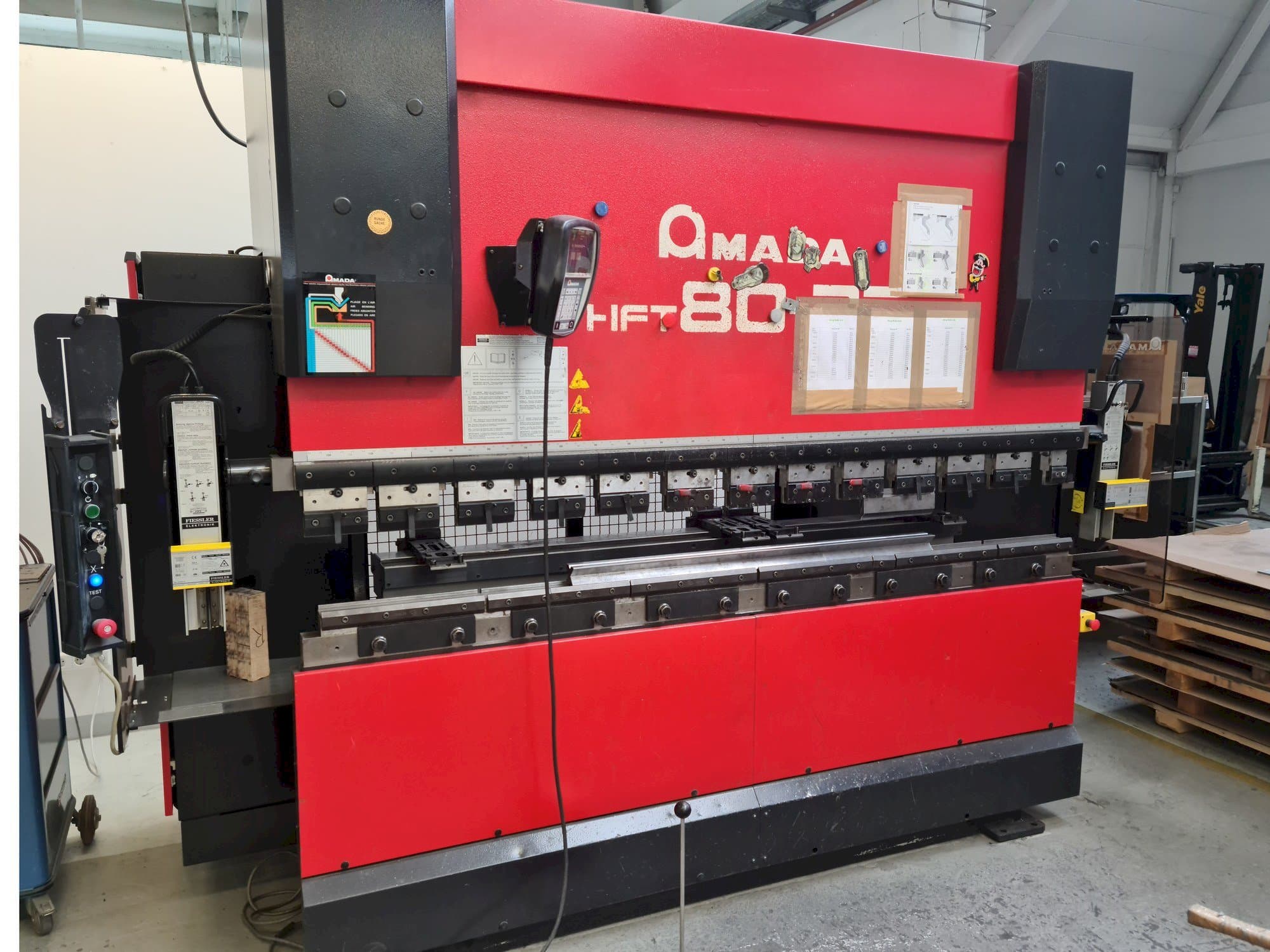 Koneen AMADA HFT 80-25 etunäkymä