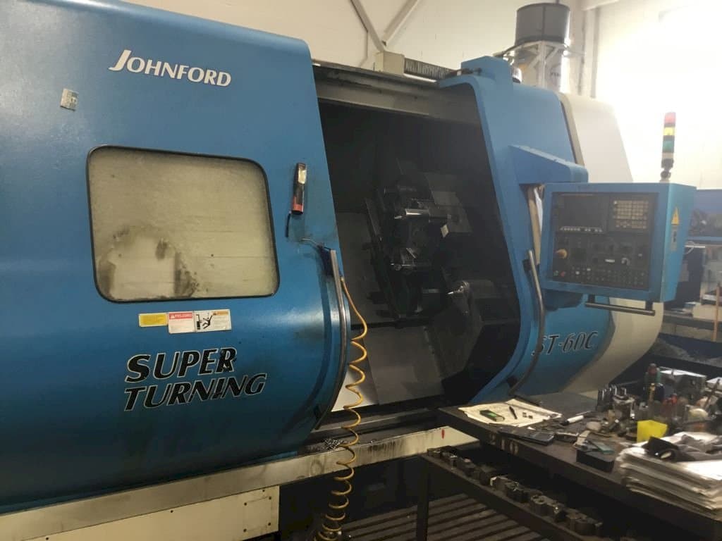 Koneen  Johnford ST-60C etunäkymä