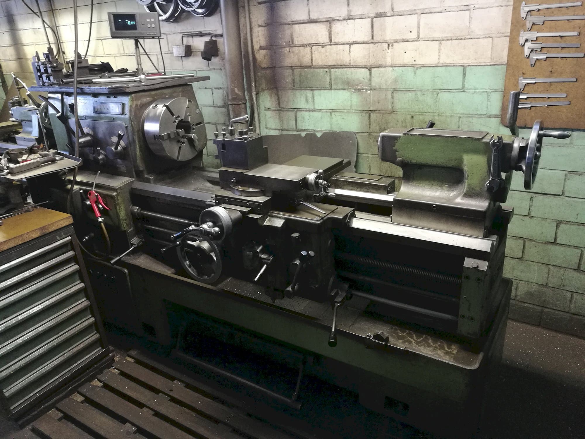 Koneen  MORI SEIKI oikea näkymä MR 1000