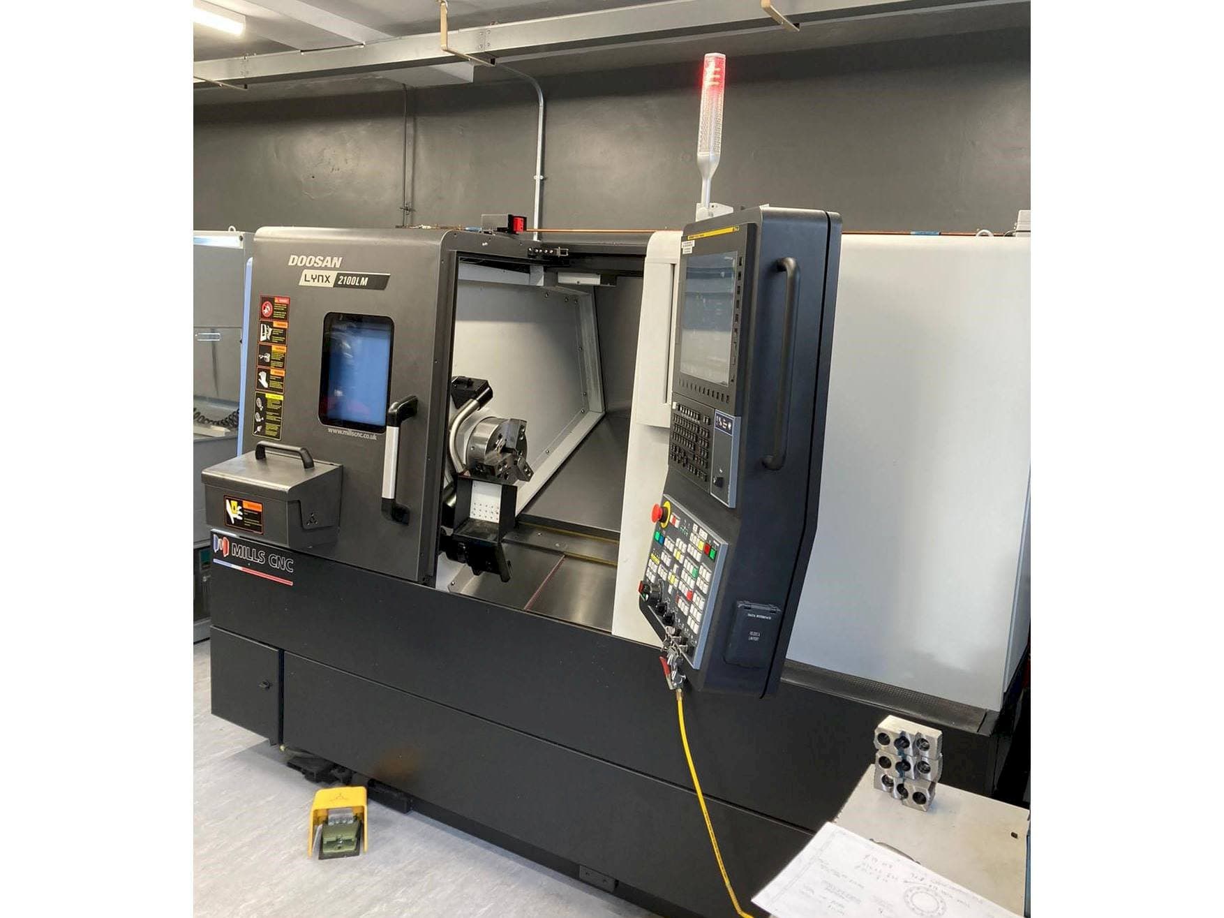 Koneen  Doosan Lynx 2100 LMB etunäkymä