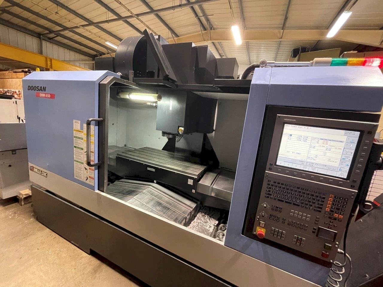 Koneen Doosan DNM650 etunäkymä
