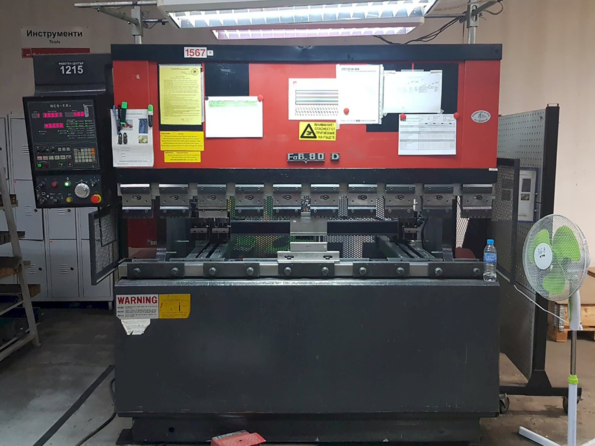 Koneen AMADA etunäkymä FBD 8020E