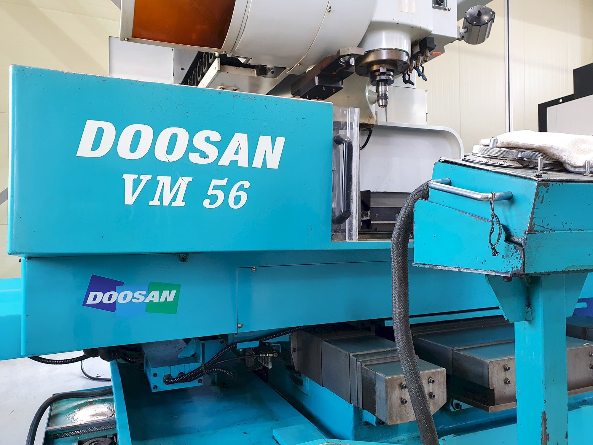 Koneen Doosan VM56 etunäkymä