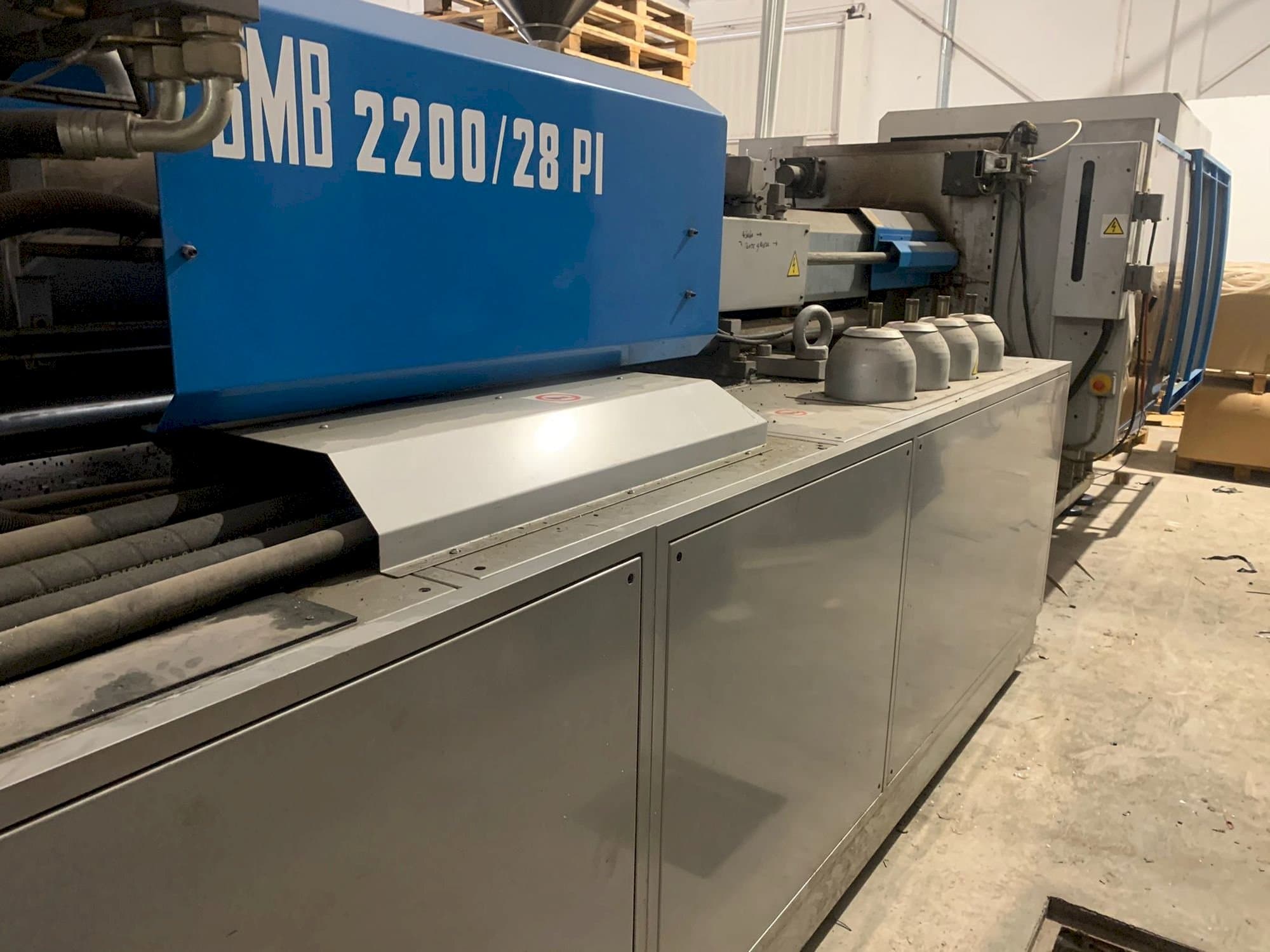 Koneen BMB KW28PI-2200 etunäkymä